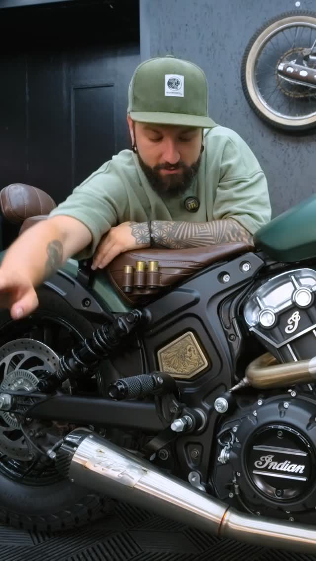 Découvrez le rugissement de cet échappement TBK full inox avec embout carbone. Il libère la puissance du bicylindre 1133, offrant un son incroyable même à bas régime.#EchappementMoto #TBK #Inox #Carbone #IndianScout
