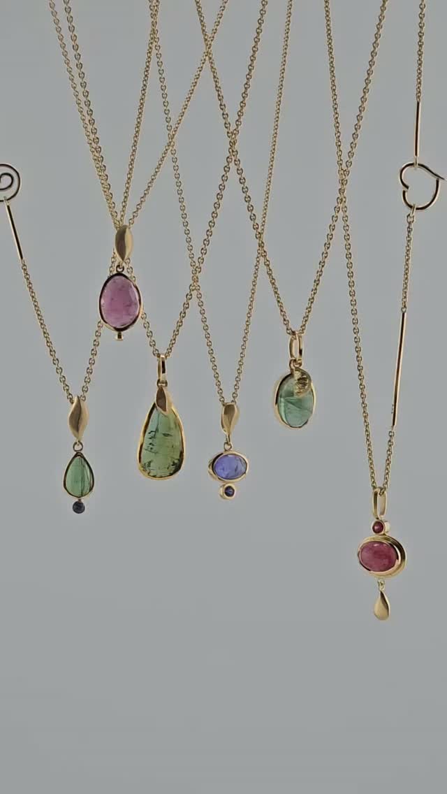 New gold collection. ✨️
Six unique pendants with gemstones like tourmalines and tanzanites will be available soon.
Saves this for later and follow to get informed about the collection launch.
Juliane x
#goldsmith #handengraved #jewellerydesigner #18kgoldpendant