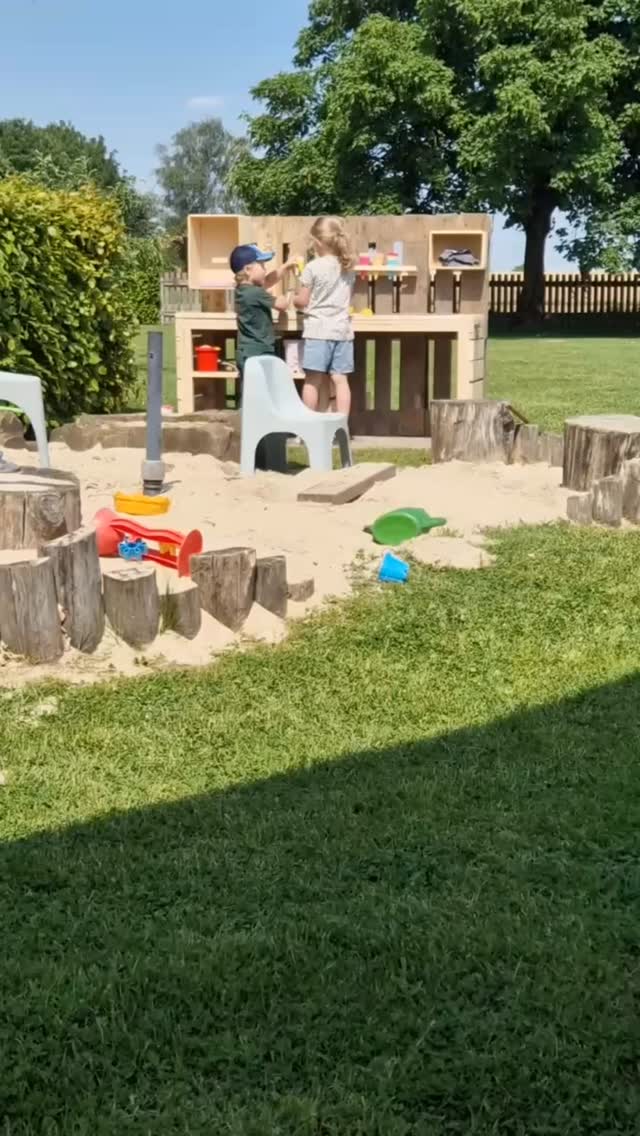 🌿 TEIL 1 VON 4
Der Garten war einmal perfekt. Für das Leben von damals.
Der Sandkasten wird nicht mehr gebraucht.
Die Schaukel steht schon lange still.
Und die große Rasenfläche wird heute vor allem gemäht – aber kaum noch genutzt.
Viele Gärten sind über Jahre mit ihren Familien gewachsen. Was früher perfekt zum Alltag mit kleinen Kindern passte, entspricht heute vielleicht nicht mehr den eigenen Wünschen.
Denn das Leben verändert sich.
Vielleicht wünschen Sie sich heute eine großzügige Terrasse, mehr Privatsphäre, einen geschützten Lieblingsplatz oder einfach einen Garten, der sich wieder leichter genießen lässt.
Der Garten ist nicht zu klein. Er passt vielleicht nur nicht mehr zu der Lebensphase, in der wir heute angekommen sind.
Bei Grütters @gaertner_von_eden entwickeln wir individuelle Gartenkonzepte, die nicht nur zum Haus und Grundstück passen – sondern vor allem zu den Menschen, die darin leben.
🌿 Der Garten war einmal perfekt. Jetzt darf er es wieder werden.
➡️ Im nächsten Teil schauen wir gemeinsam darauf:
Passt Ihr Garten noch zu Ihrem heutigen Leben?
#niederrhein #gartengestaltung #gartenplanung #Gartengestaltung #sonsbeck