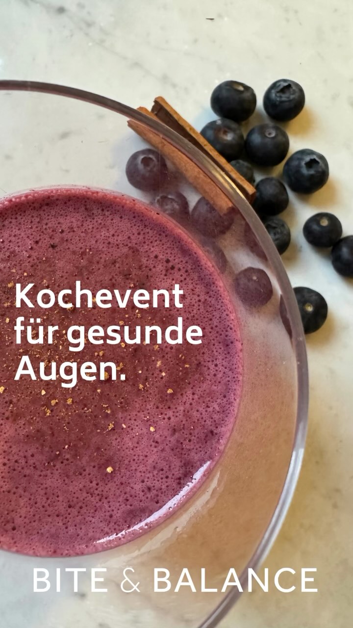 So sehen unsere Kochevents aus ?
Mit den @sehbegleiter zusammen habe ich ein #kochevent zusammengestellt, welches speziell auf deine #augengesundheit abgestimmt ist.
Wir starten mit viel Wissenswertes rund ums #auge und kochen und essen dann gemeinsam. Zum Beispiel sprechen wir über den Aufbau des Auges und der #netzhaut , der Funktion der Sehsinneszellen und den Einfluss des Alterns auf die Sehfähigkeit. Und dann natürlich auch, welche Rolle die Kraftwerke unserer #zellen , die Mitochondrien spielen!
Und wir sehen uns an, welche Möglichkeit uns Ernährung bietet unsere Augen gesund und munter zu erhalten!
Das #menü wird alle 3 Monate neu von mir zusammengestellt und die #rezepte gibt es natürlich mit nach Hause ?
#biteandbalance #nutritiontips #ernährung #gesundheit #gutessehen #training
Für dieses Jahr gibt es noch ein Kochevent am 7.12.2024 von 13-16Uhr. Es findet in der Küche der Sehbegleiter in Köln Bickendorf (Venloer Straße 666) statt. Anmelden kannst du dich über den Link in meiner bio. Kostenpunkt sind 20€ (der Rest wird von den Sehbegleitern gesponsert).
Schreibe mir gern, falls du Fragen hast ?
Deine Stephanie
