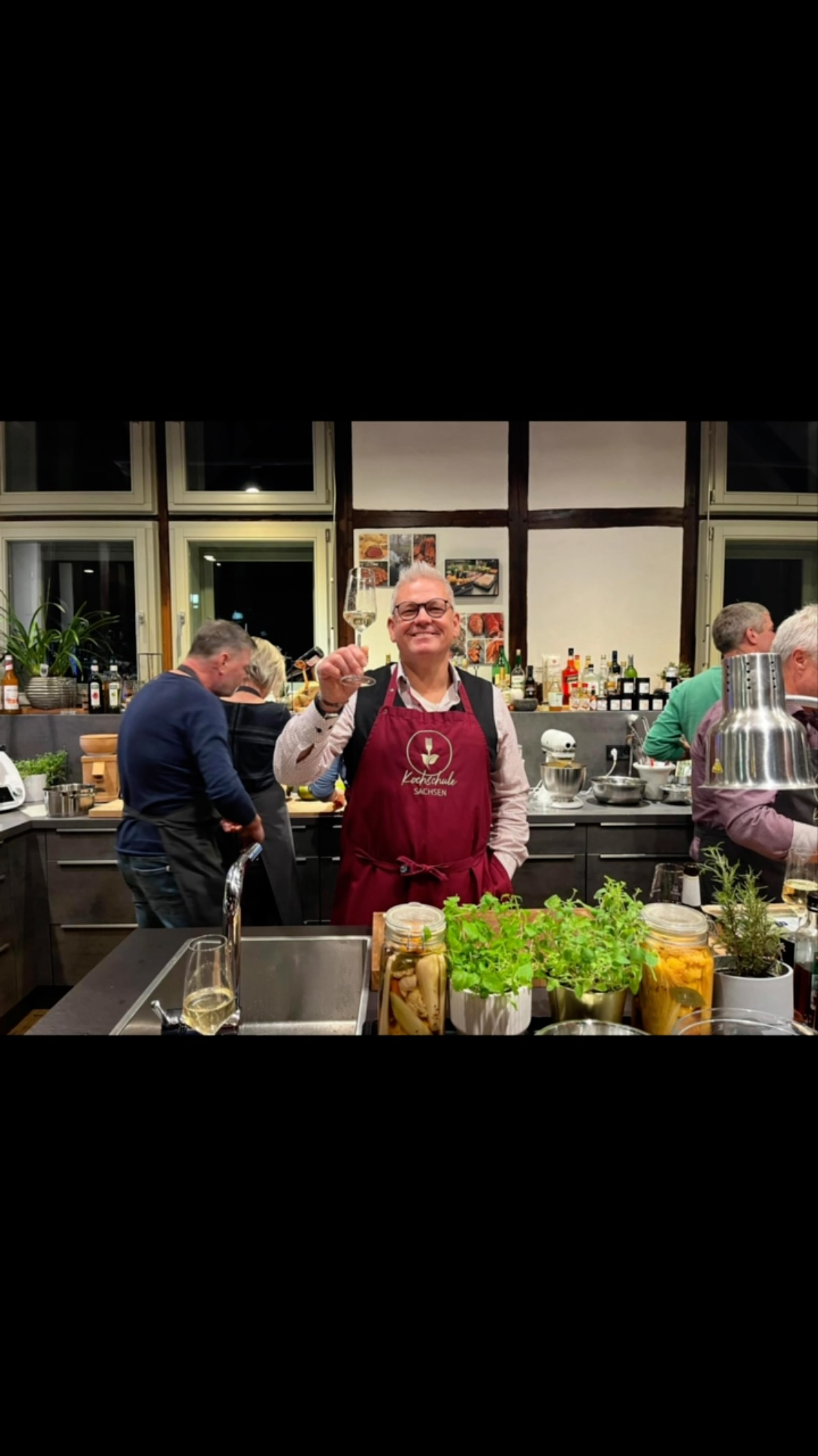 Wenn sich beste Freunde auf einen geselligen Abend treffen, bei dem das gemeinsame Kochen und Essen ?️ im Mittelpunkt steht, kommt eine wunderbare KÜCHENPARTY ? ?? bei rum!
Liebe Andrea und Freunde, was für ein äußerst gelungener Abend in lockerer und entspannter Atmosphäre ?! Ihr habt gemeinsam in der Küche gewerkelt, geplaudert, gelacht und die gemeinsame Zeit genossen. Genau so soll es sein! Und wir durften ein Teil davon sein, ganz lieben Dank für diesen tollen Abend, ihr wart wirklich wunderbare Gäste. Auf ein baldiges Wiedersehen ?.
Die Küchenparty - eine perfekte Möglichkeit, gemeinsam etwas zu kreieren und unvergessliche Momente zu schaffen!
Eine Küchenparty eignet sich hervorragend als Feierlichkeit zu jedem Anlass für dich und deine Familie oder dein Team . Schicke uns jetzt Deine Anfrage.
? www.kochschule-sachsen.de
Tel.: 0174 / 2894035
verkauf@kochschule-sachsen.de
Angebot folgt prompt!
Wir freuen uns auf Euch. ?
.
.
.
#kochschulesachsen #kochschule #denkmalhofschlagwitz #liebezumkochen #genussmomente #genussmensch #kochenunteranleitung #rezeptideen #profikochen #waldenburg #tourismussachsen #kochevent #cooking #foodblogger #gutesessen #kochenmachtspass #kochenlernen #kochkurse #kochkurs #kochenmachtspass #kochenimteam