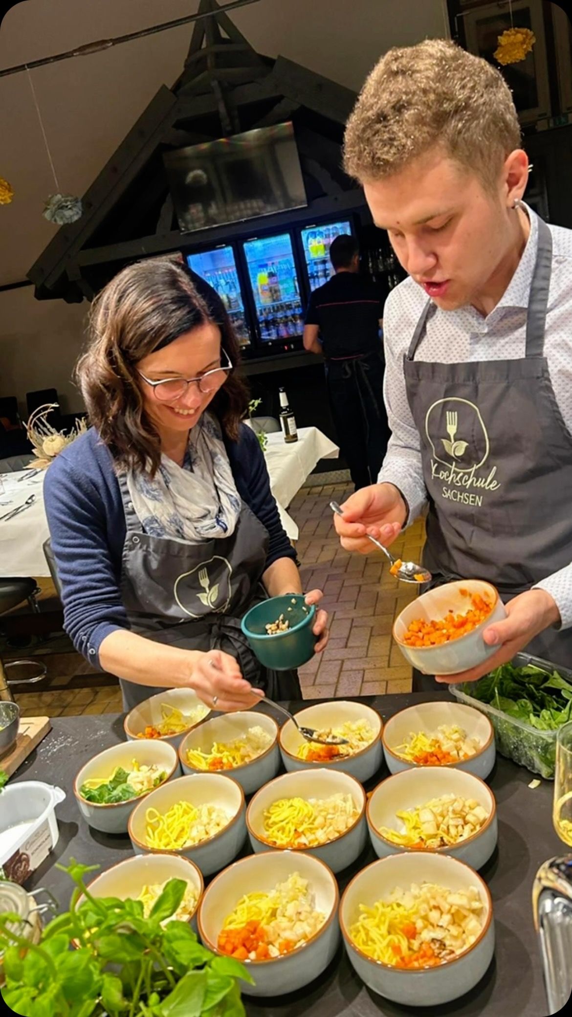 So schmeckt Japan ?️???
Neulich im Kochkurs „JAPANISCHE KÖSTLICHKEITEN“ haben wir gemeinsam die faszinierende Welt der japanischen Küche entdeckt.
Die japanische Küche hat neben Sushi noch sooo viel mehr zu bieten, das entdeckt werden will.
Gemeinsam wurden authentische japanische Gerichte zu -würzig, süß, scharf, duftend - darunter Sushi, Ramen und weitere Köstlichkeiten gekocht. Nach dem Kochen wurden die selbst kreierten Delikatessen in geselliger Runde in unserer wunderbaren Kochschule genossen - saulecker war´s! ?
Bock auf Asiatisch fernab von Bratnudeln? Taucht mit uns ein in die Kunst des japanischen Kochens und entdeckt die Vielfalt und Raffinesse dieser einzigartigen kulinarischen Tradition!
? Infos, Tickets und Wertgutscheine unter:
www.kochschule-sachsen.de
? Ihr habt Fragen zu unseren Gutscheinen, Kochkursen, Kochevents und Teamangeboten?
Tel. 0174 / 2894035
verkauf@kochschule-sachsen.de
Wir freuen uns auf Euch. ?
.
.
.
#kochschulesachsen #kochschule #denkmalhofschlagwitz #liebezumkochen #genussmomente #genussmensch #kochenunteranleitung #rezeptideen #profikochen #waldenburg #tourismussachsen #kochevent #cooking #foodblogger #gutesessen #kochenmachtspass #kochenlernen #kochkurse #kochkurs #kochenmachtspass #kochenimteam