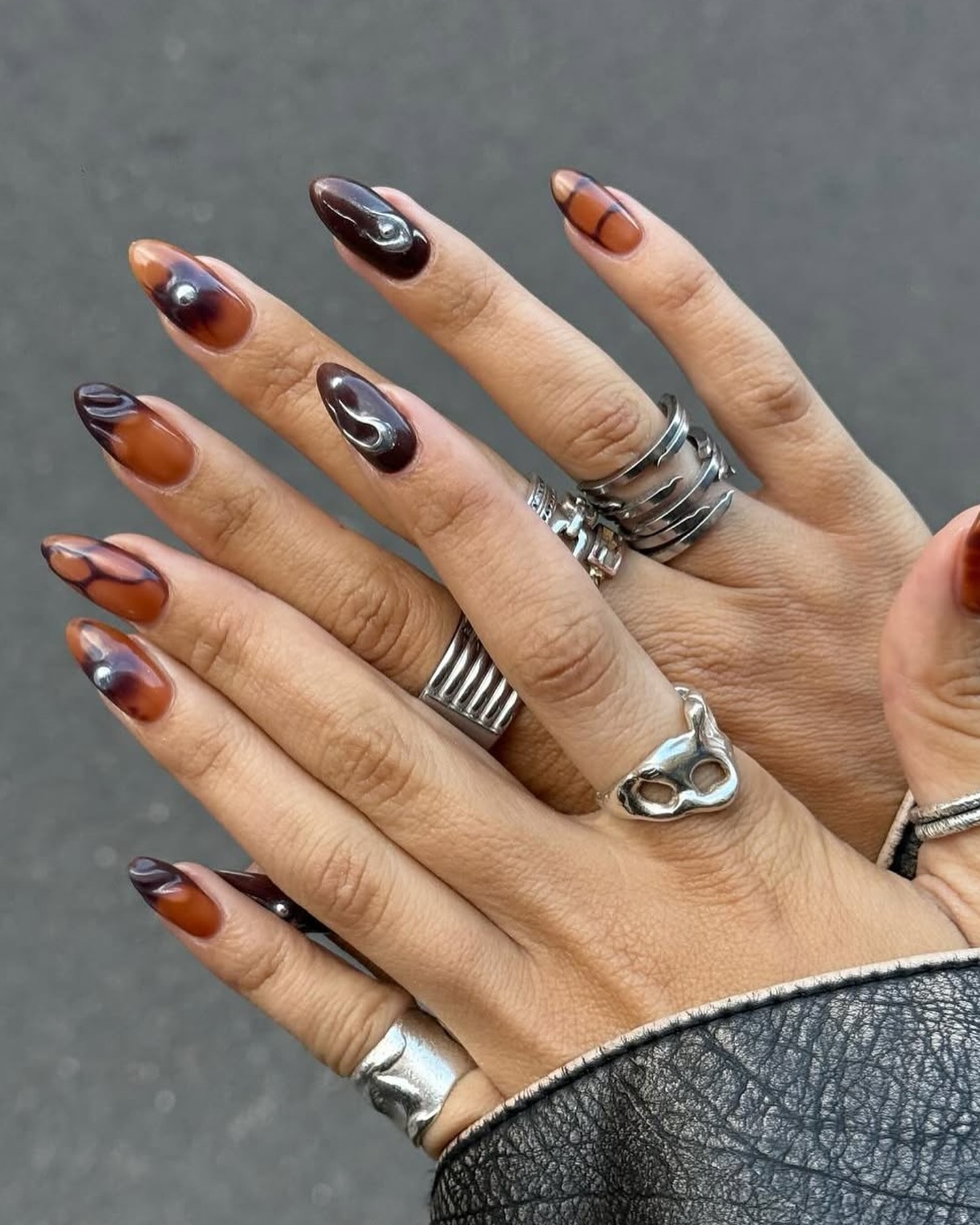 Zima w odcieniach brązu 🤎 Które byłyby idealne dla Ciebie?
💅🏻: @chummy.nails