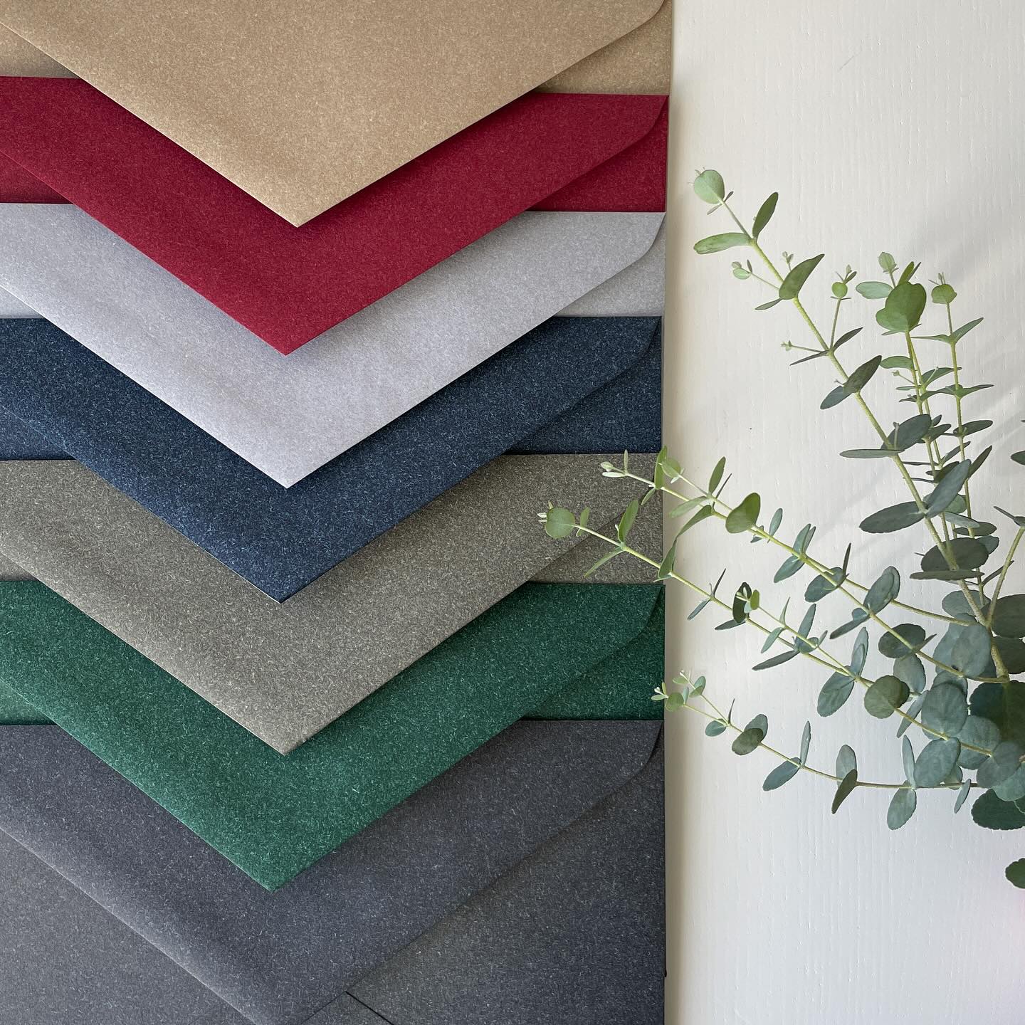 Empezamos el año presentando nuestra NUEVA COLECCIÓN Natural ♥️ Una linea de 7 colores fabricada con papeles de fibras moteadas ? Esperamos que os guste tanto tanto como a nosotros, en foto son preciosos pero en directo… ?
#sobres #nuevacoleccion #bodas #bodas2025 #sobrespersonalizados #sobresforrados