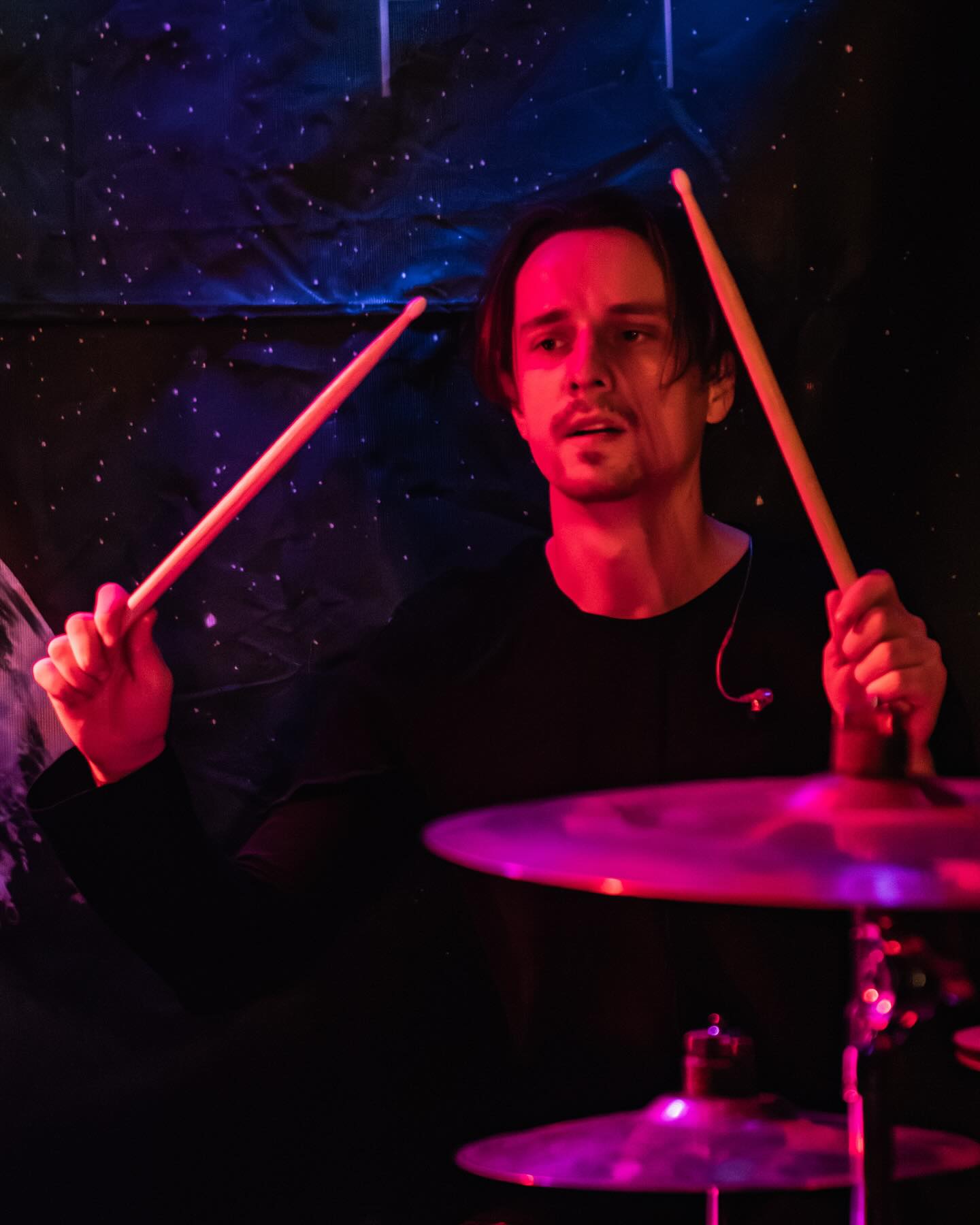 ~Leaderless live in der @szeneriedrehleier am 04.01.2025.
Das war ein Mega Auftakt ins neue Jahr 2025 und die Jungs von @repentlessequestrian haben uns brachial unterstützt! Vielen Dank an @korneliazi für die wahnsinnig coolen Bilder! ?
Wir wünschen einen schönen Sonntag, bis bald und stay tuned. ?
#livemusic #musicphotography #metalband #metalbands #photosession #melodicdeathmetal #thrashmetal #metalparty #loudsound #leaderless