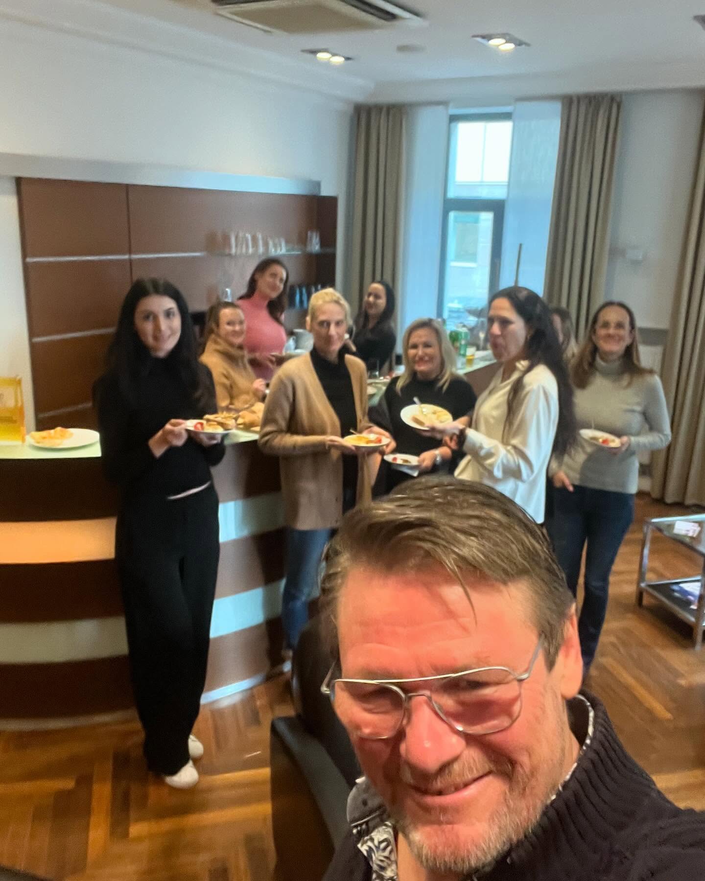 Heute haben wir unseren Chefarzt zu seinem 60. Geburtstag in der Klinik überrascht! Es war ein voller Erfolg 🎂