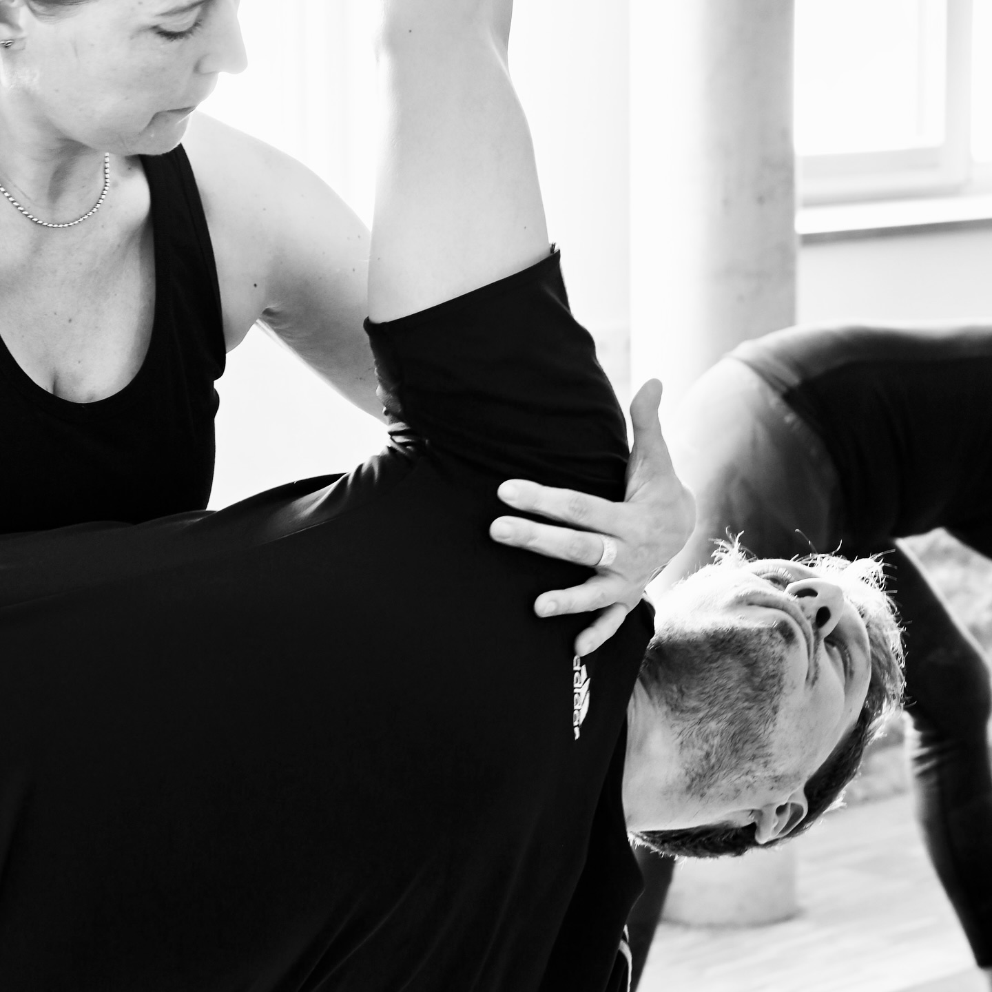 Im Ashtanga Yoga ist der Atem mehr als nur eine Begleitung der Bewegung – er IST die Praxis.
Jeder Übergang, jede Haltung ist mit dem Atem verbunden. Ohne ihn bleibt die Praxis eine bloße Abfolge von Bewegungen – mit ihm wird sie zu einer tiefen, meditativen Erfahrung.
? Was macht den Atem im Ashtanga so besonders?
✅ Ujjayi-Atmung: Eine bewusste, gleichmäßige Atemführung, die den Geist beruhigt und den Energiefluss unterstützt.
✅ Vinyasa Count: Jede Bewegung folgt einem spezifischen Atemzug – das hält den Rhythmus und schafft Fokus.
✅ Wärme & Reinigung: Durch die Atmung wird innere Hitze erzeugt, die Entgiftung und Flexibilität fördert.
? Wie kannst du deinen Atem in der Praxis vertiefen?
✔ Höre auf deinen Atem – er ist dein natürlicher Lehrer.
✔ Lass die Bewegung aus dem Atem entstehen, nicht umgekehrt.
✔ Halte den Atem ruhig und gleichmäßig, auch in herausfordernden Haltungen. “…..as long as the breath moves, the body moves, and the mind moves.“ – Pattabhi Jois
?Und dieses Jahr hast Du wieder die Möglichkeit, einen Grundbaustein Deiner Ashtanga Yoga Ausbildung zu legen. Bei uns im ALOHA. ♥️
~~~~~~~~~~~~~~~~~~~~~~~~~~~~~~~~
ASHTANGA YOGA AYI • THAI YOGA •
YOGA MIT HERZ UND VERSTAND
UNTERRICHT • LED • MYSORE STYLE
YOGA TEACHER AUSBILDUNGEN
RETREATS • WORKSHOPS • WÜRZBURG
~~~~~~~~~~~~~~~~~~~~~~~~~~~~~~~~
#YogaTherapie #GanzheitlicheGesundheit #Stressabbau #NatürlichHeilen #yoga #KörperUndGeist #ashtangayoga #yogatherapieausbildung #yogadoc #ashtangayogainnovation #juliaduester #thaiyoga #thaiyogateachertraining #thaiyogaausbildung #thaimassage #thaiyogamassage #bodypoetry #AshtangaYoga #Atembewusstsein #UjjayiBreath #VinyasaFlow #YogaPhilosophie #pranayama