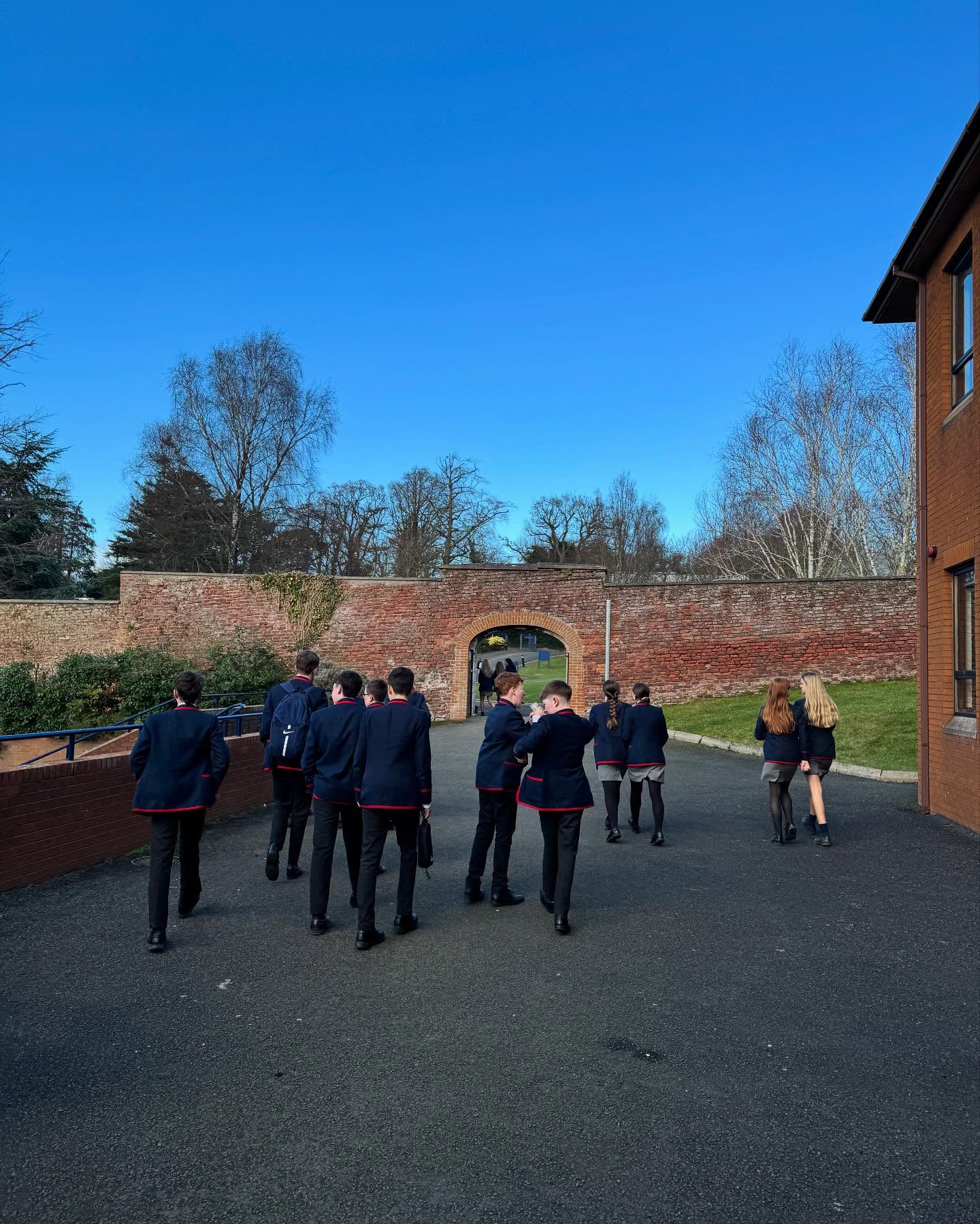 Wir sind am 15 Februar auf der Jugendbildungsmesse von dem unabhängigen Bildungsberatungsdienst Weltweiser in Hannover und informieren rund um das Thema Auslandsaufenthalte in Großbritannien 🇬🇧 und Irland 🇮🇪
Humboldschule
Ricklinger Straße 95
30449 Hannover
10:00 - 16:00
Der Eintritt ist frei