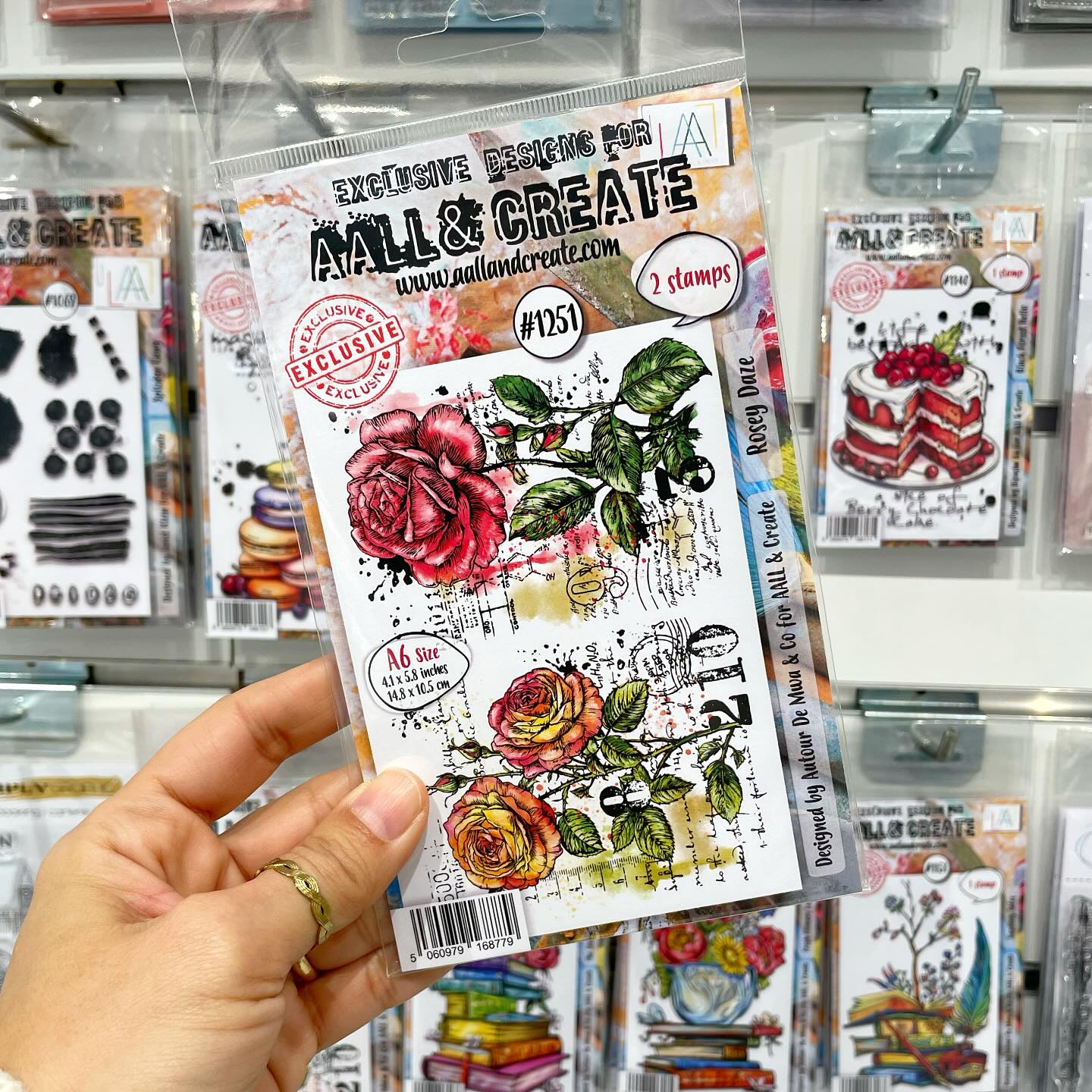 ❤️ Pensando en Sant Jordi ❤️
Sí, fue inevitable pensar en Sant Jordi cuando vimos este precioso sello ? Así que no podía faltar entre las difentes propuestas que tenemos en nuestra tienda, ideales para esta bonita celebración.
¿Y a ti? ¿Qué te ha parecido este sello?
#grappascrapbooking #tienda #scrapbooking #sellos #stamps #aallandcreate