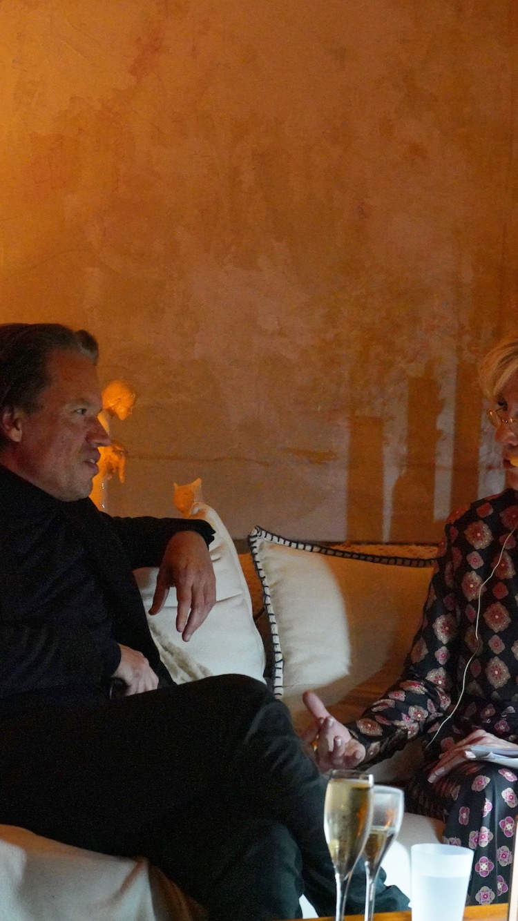 RETOUR SUR LA SOIRÉE LITTÉRAIRE #41 DU 5 MARS 2025 : THIBAULT DE MONTAIGU , « CŒUR » (ALBIN MICHEL ).
Nous avons eu la chance de recevoir l’écrivain Thibault de Montaigu à l'occasion de la sortie de son dernier roman « Cœur », publié chez Albin Michel.
Merci à l’auteur pour sa générosité .
Merci à vous tous pour votre grande fidélité . Merci @thibaultdemontaigu @editionsalbinmichel
Merci à @guillaume_huret_rejoice
Merci à @patriciaorebi
Merci à @pankotay_photography
Merci à@thom_nuatea
#lessoireeslitterairesdenatalie #confidenceslitteraires #salonlitteraire #litterature #litteratureetmusique #natalieinthemoodforbooks #natalievigne #confessionslittéraires