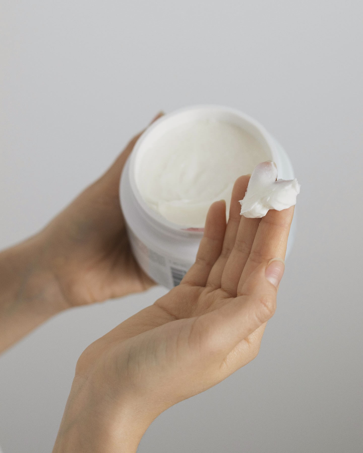 🌿 *¡Tu piel, tu fórmula!* 🌟¿Sabías que tu piel es única y necesita cuidados personalizados? 🌸 Con nuestras cremas faciales personalizadas, nos aseguramos de que recibas exactamente lo que tu piel necesita para brillar con salud. 💧Cada crema está formulada a partir de un *análisis detallado* de tu tipo de piel, tus preocupaciones específicas y tus objetivos de belleza. Ya sea que busques combatir *arrugas*, *acné*, *manchas* o simplemente *hidratar y revitalizar* tu rostro, tenemos la solución perfecta para ti. 🙌*¿Cómo lo hacemos?*
1. *Evaluación personalizada*: Un diagnóstico completo de tu piel.
2. *Fórmula exclusiva*: Ingredientes activos adaptados a tus necesidades.
3. *Resultados visibles*: Notarás una piel más *radiantemente saludable*, *suave* y *revitalizada*.Porque cada rostro merece una atención única, ¡transforma tu rutina de cuidado facial con una crema que realmente te entienda! ✨#CuidadoPersonalizado #CremasFaciales #PielSaludable #BellezaÚnica #CosméticaNatural #TratamientosFaciales