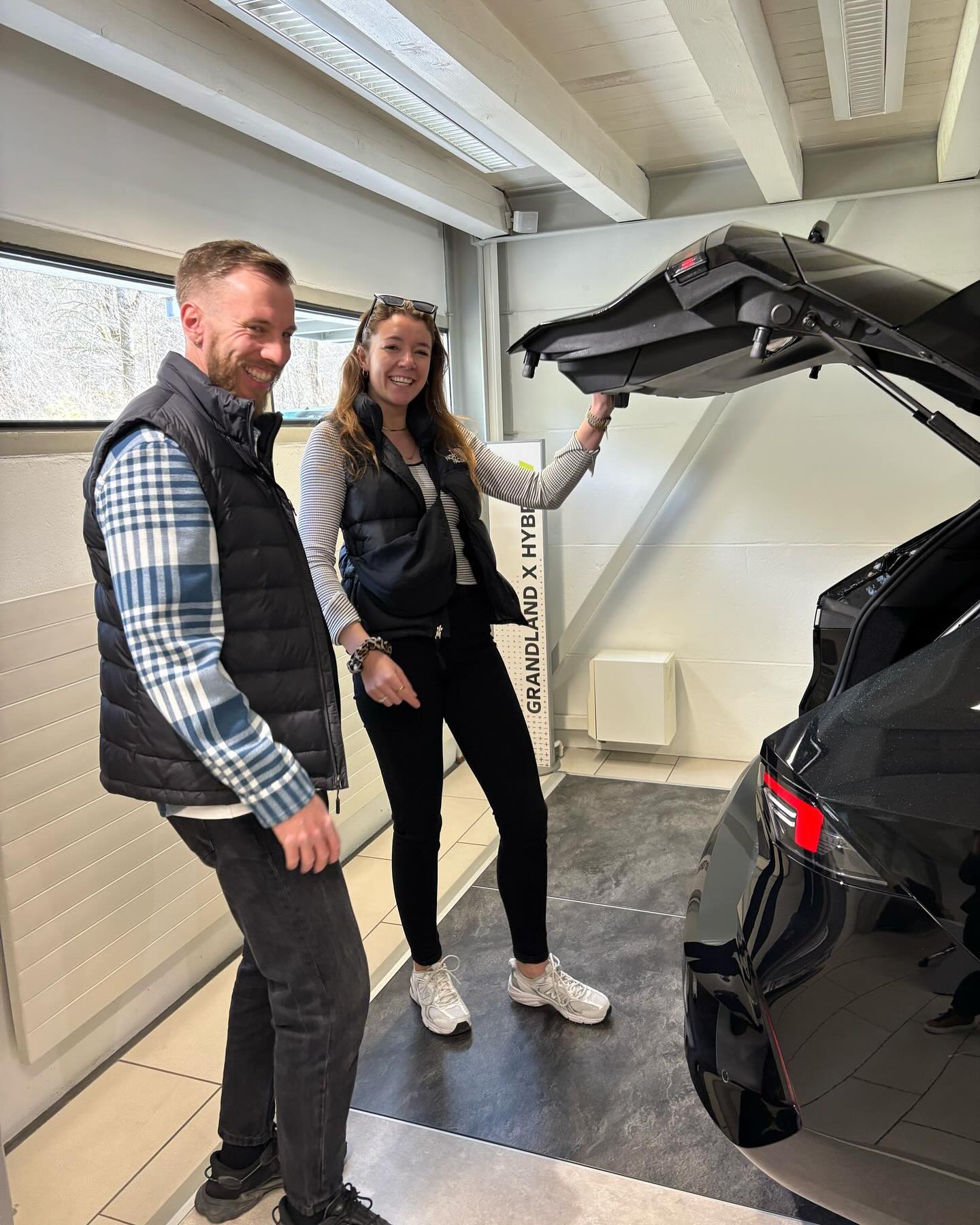 🎥 Tag 2 unseres Witschi Frühlings-Treffs! 🚗🌼 Was für ein Tag! Wir durften heute wieder zahlreiche Besucher begrüssen, spannende Gespräche führen und gemeinsam die neuesten Opel-Modelle entdecken. 💬✨ Ein grosses Dankeschön an alle, die vorbeigekommen sind – ob für eine Probefahrt, eine feine Bratwurst vom Grill oder einfach für einen gemütlichen Schwatz. 🌭☕ Wir freuen uns auf einen weiteren tollen Ausstellungstag und viele weitere Begegnungen! Kommt vorbei und erlebt den Opel-Frühling hautnah. 🚀🔥 📅 Noch bis Sonntag, 16 Uhr!
📍 Garage Witschi AG #WitschiFrühlingsTreff #OpelErleben #Danke #AutoFrühling #OpelLovers #Frühlingsgefühle #CarEvent #OpelFrontera #OpelGrandland #OpelMokka #Neuwagen #Probefahrt #Frühlingsaktion #GarageWitschi #OpelLife #OpelCommunity #EventHighlight #Hüpfburg #SexySauer #BratwurstLiebe