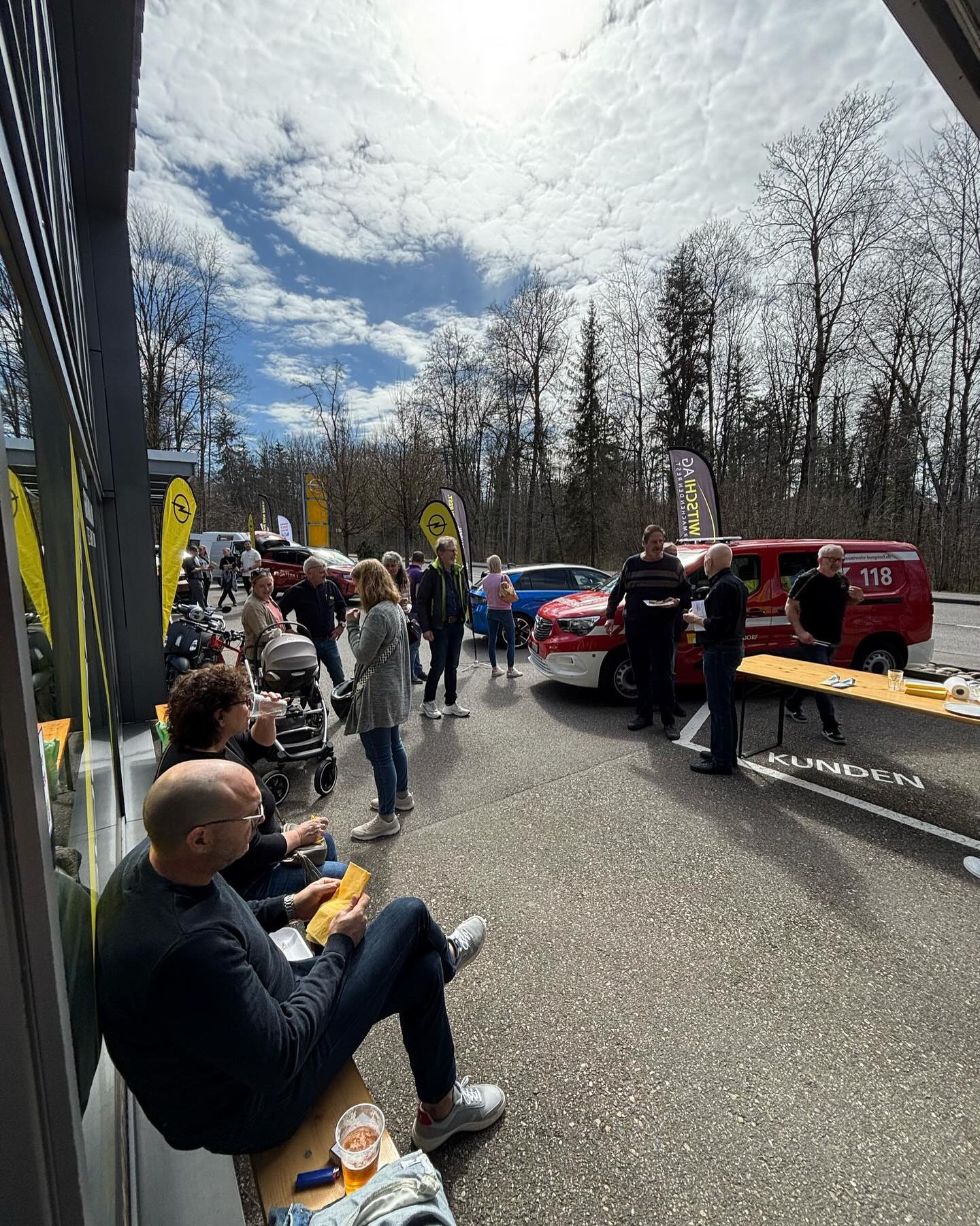 🎥 Tag 2 unseres Witschi Frühlings-Treffs! 🚗🌼 Was für ein Tag! Wir durften heute wieder zahlreiche Besucher begrüssen, spannende Gespräche führen und gemeinsam die neuesten Opel-Modelle entdecken. 💬✨ Ein grosses Dankeschön an alle, die vorbeigekommen sind – ob für eine Probefahrt, eine feine Bratwurst vom Grill oder einfach für einen gemütlichen Schwatz. 🌭☕ Wir freuen uns auf einen weiteren tollen Ausstellungstag und viele weitere Begegnungen! Kommt vorbei und erlebt den Opel-Frühling hautnah. 🚀🔥 📅 Noch bis Sonntag, 16 Uhr!
📍 Garage Witschi AG #WitschiFrühlingsTreff #OpelErleben #Danke #AutoFrühling #OpelLovers #Frühlingsgefühle #CarEvent #OpelFrontera #OpelGrandland #OpelMokka #Neuwagen #Probefahrt #Frühlingsaktion #GarageWitschi #OpelLife #OpelCommunity #EventHighlight #Hüpfburg #SexySauer #BratwurstLiebe