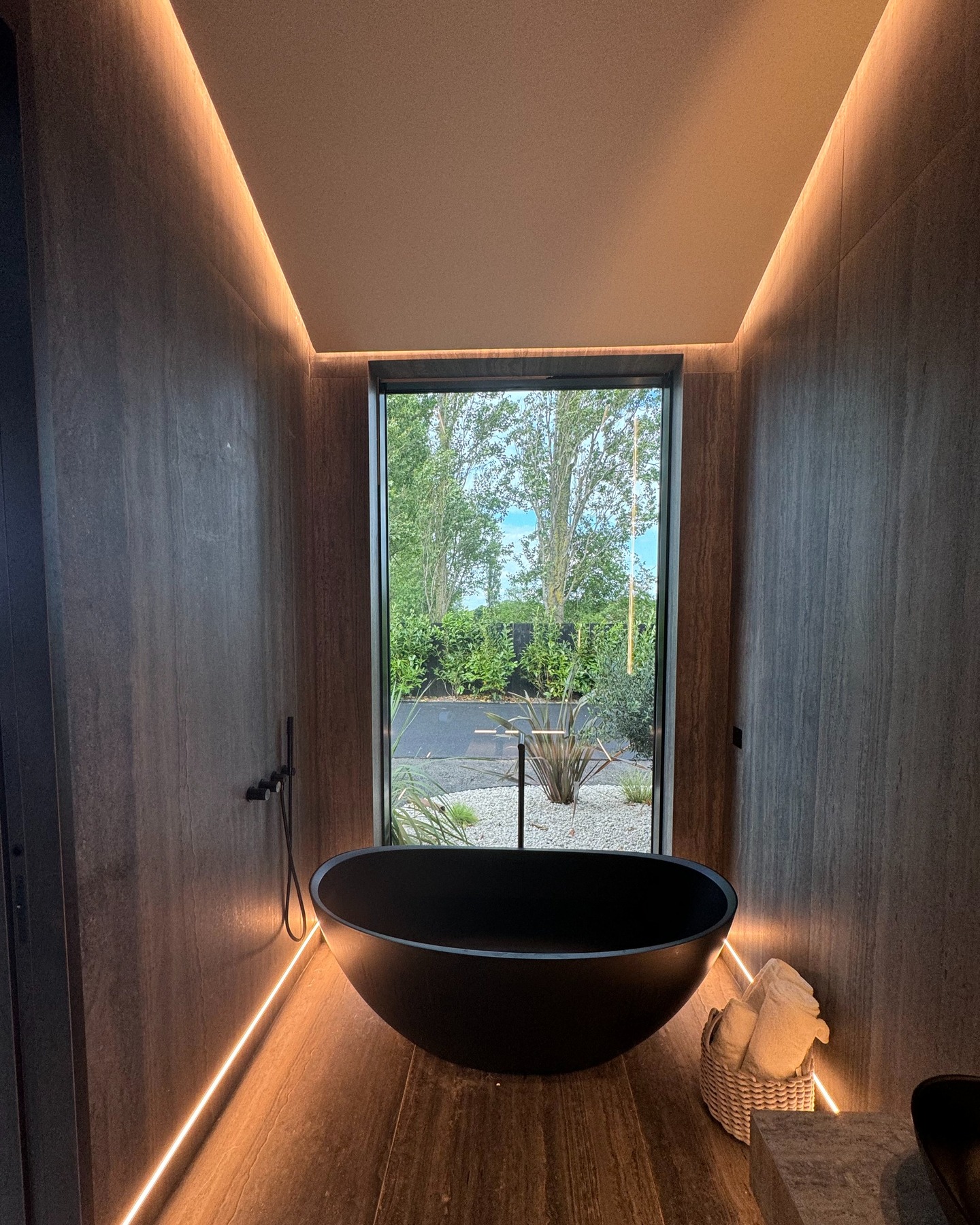 Throwback to one of last year’s standout projects ?✨
This luxury mansion is a perfect example of how premium materials and clean design come together to create something timeless. Our tiles were chosen for their quality, durability, and style.
Playing a key role across the floors, walls, and feature areas throughout the home.
Minimalist. Modern. Meticulously finished.
We’re proud to have helped bring this vision to life.
#architile #throwbackthursday #nottinghamshire
#ThrowbackProject #ModernLuxury #TileInspo #ContemporaryDesign #InteriorGoals #LuxuryLiving #ArchiTileProjects #notting