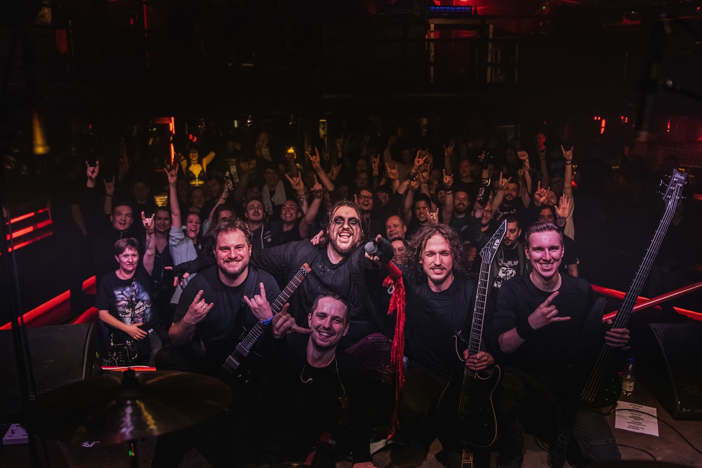 ? Was für ein Abend im @backstagemunich! Danke an alle, die da waren und mit uns abgerissen haben! Es war uns eine Freude mit @noeljhusser, @theworldyouwanted und @stillawake.band die Bühne zu teilen.
? by @korneliazi
~ feel free to share ~
#backstagemünchen #livemusic #metalscene #concertvibes #giglife #bandlife #musiclovers #stagevibes #liveshow #metalheads #rockon #musiccommunity #concertphotography #metalband