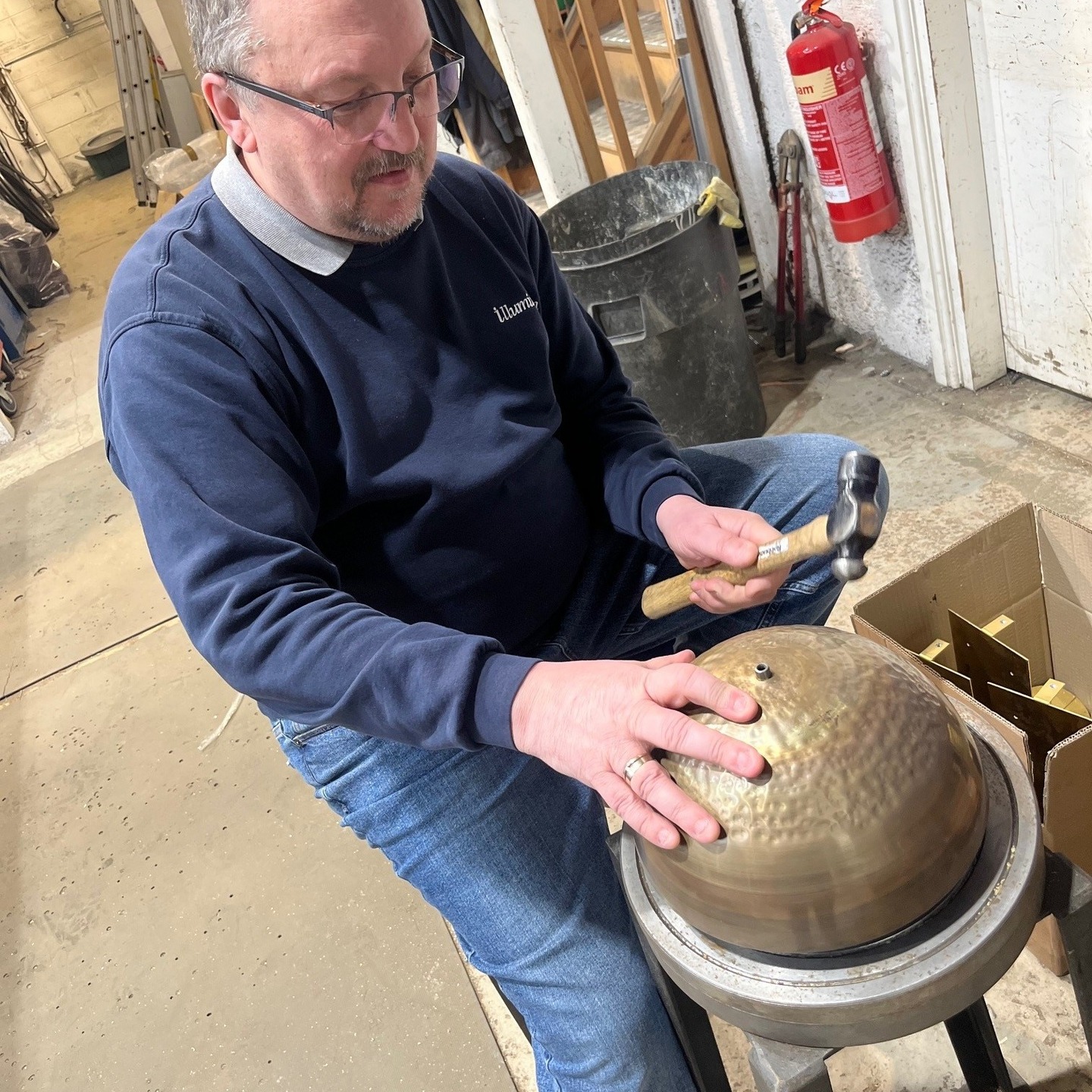 Watch the before and after process as our team finishes these antique brass spinning's. In hand hammering these pieces we can ensure that each piece is completely bespoke and finished to the highest quality.
#lightingdesign
#bespokelighting
#lightingmanufacturer
#UKManufacturing
#hotellighting
#leisurelighting
#interiordesign
#hospitalityindustry
#restaurantlighting