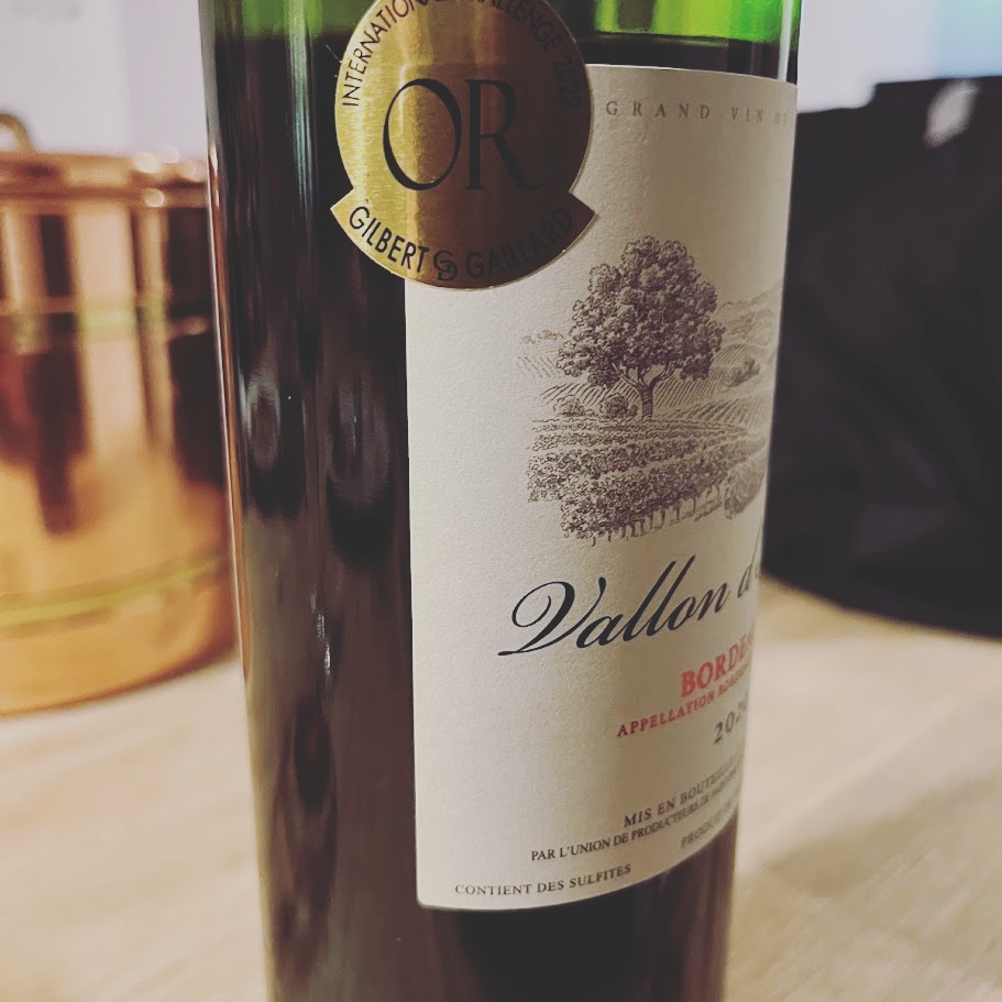 Vallon d'Arche Bordeaux 2020 – en klassisk Bordeaux til din næste bøf! Smagsnoter af kirsebær, eg og krydderier gør denne vin perfekt til oksekød og vildt. Tag en tår af Frankrigs stolte vintradition!
#VallonDArche #BordeauxVin #VinTilBøf #Herrekokken #Rødvin #MadOgVin #BordeauxBlend