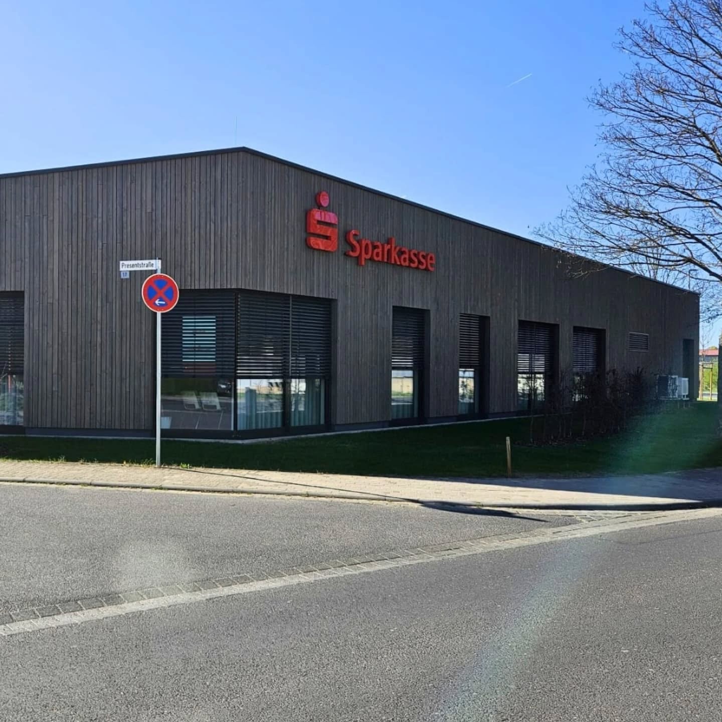 Einweihung der neuen Sparkasse in Wörth am Main
Wir freuen uns riesig, ein Teil dieses Projekts gewesen zu sein!
Für die neue Sparkasse durften wir die komplette Außenanlage gestalten – mit Liebe zum Detail, klaren Linien und einem grünen Willkommensgruß.
Ein modernes Umfeld für einen starken Neubau.
Danke an alle, die mitgewirkt haben – auf gute Zusammenarbeit!
#Außenanlage #SparkasseWörth #Einweihung #WörthAmMain #Gartenbau #Landschaftsbau #GrünGestalten #Neubauprojekt #Teamwork #RegionalStark