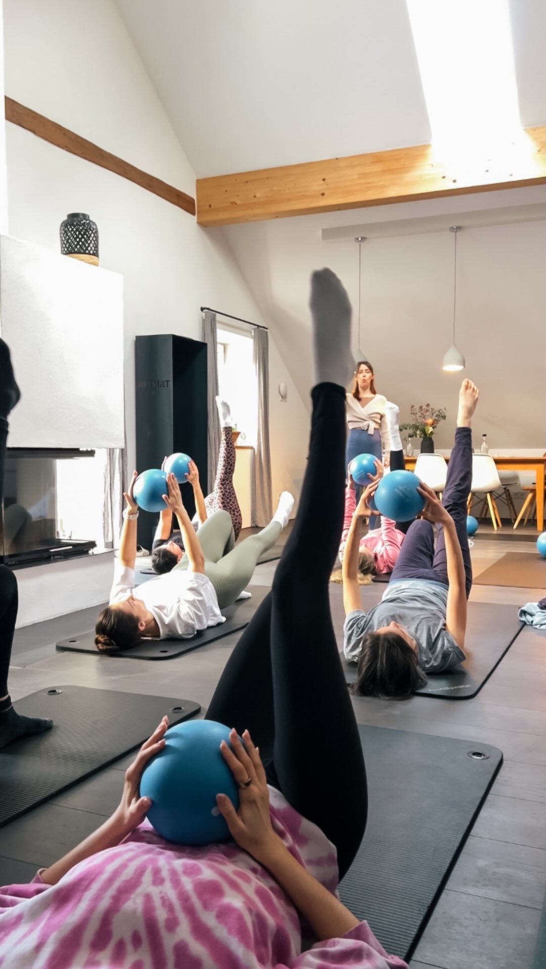 mini throwback to our awaken your inner power yoga & pilates retreat ?✨
4 Tage voller Yoga, Pilates, Natur, Verbindung, Soulfood, Gemeinschaft aber auch genug Raum für Ruhe und Rückzug. Für ganz viel Leichtigkeit und die Freiheit einfach mal wieder zu sein. Den Genuss sich den Flow des Tages hinzugeben, sich auszuleben auf der Matte und daneben. Oder zwischendurch einfach mal was ganz Neues wagen und beim Makramee Workshop eine eigene Blumenampel basteln. Diese Tage hatte von allem ein bisschen - von Leere bis Fülle, von Gemeinschaft bis bei sich sein, von Routine bis Abenteuer in den Bergen, von Stille bis ausschwitzen auf der Matte. Vor allem aber war es einfach von Anfang bis Ende eine wundervolle Reise, mit ganz tollen Menschen an diesem magischen Ort @heimat1883 , den wir so sehr ins Herz geschlossen haben.
Danke an alle, die uns ihr Vetrauen geschenkt haben und Teil dieser wundervollen Erfahrung waren. ??
Können es kaum erwarten heute in eine zweite Runde zu starten und uns ein weiteres Mal auf diese Reise zu begeben. 
Let’s find our inner power together! ?❤️?
#retreat #garmischretreat #pilatesretreat #yogaretreat #yogagarmisch #pilatesgarmisch #recharge #reconnect #innerpower #bloomintospring #mindfulmoments #movenourishheal #nature