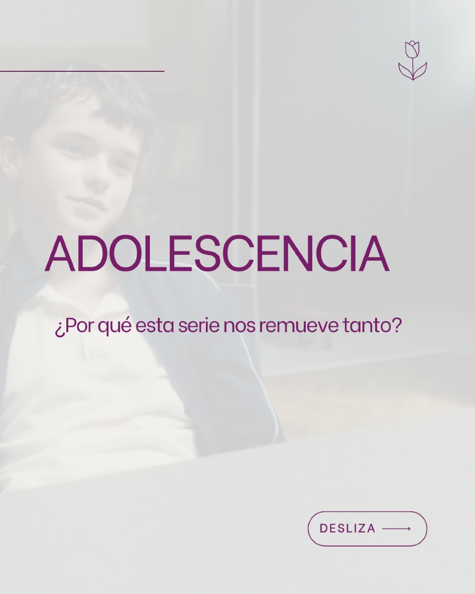 ✨ Adolescencia de (Netflix) no es solo una serie.
Es un espejo incómodo que nos devuelve preguntas que tal vez no queríamos hacernos...
? ¿Qué nos dice esta serie sobre la relación con nuestros hijos?
? ¿Qué heridas emocionales siguen abiertas desde nuestra propia adolescencia?
? La serie remueve.
Porque nos muestra adolescentes que piden ayuda sin palabras.
Y adultos que no siempre saben cómo escuchar.
Como madres, padres o educadores, muchas veces sentimos que lo estamos haciendo bien...
Hasta que una frase, un silencio o una escena nos hace dudar.
Pero no se trata de culpa.
Se trata de responsabilidad emocional compartida ?
Y de atrevernos a ver y acompañar de verdad.
? ¿Qué parte de la serie te removió más como adulto?
Estoy leyendo cada mensaje con el corazón abierto.
? Déjalo en los comentarios o compártelo en tus stories.
Hablemos de esto que importa. Sin filtros. Con empatía.
#saludmentaladolescente #adolescencia #heridasemocionales #acompañamientoemocional #madresconscientes #padrespresentes #educacionemocional #seriesquetransforman #netflixadolescencia #seriesnetflix #conexionemocional #psicologiafamiliar #dialogofamiliar #crecerconsciente