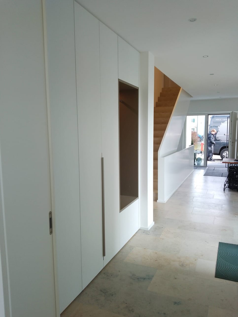 Maßgefertigte Garderobe aus unserer Werkstatt! ✨
Die weiß lackierten Fronten fügen sich perfekt ins bestehende Ambiente ein, die indirekte Beleuchtung in der Nische setzt stilvolle Akzente.
Handwerk nach Maß – direkt beim Kunden umgesetzt.
Wir freuen uns auf eure Anfrage!
Ein wunderschönes Wochenende! ☀️
#schreinereiingolstadt #innenausbau #garderobe #maßanfertigung #weißlack #IndirekteBeleuchtung #handwerk