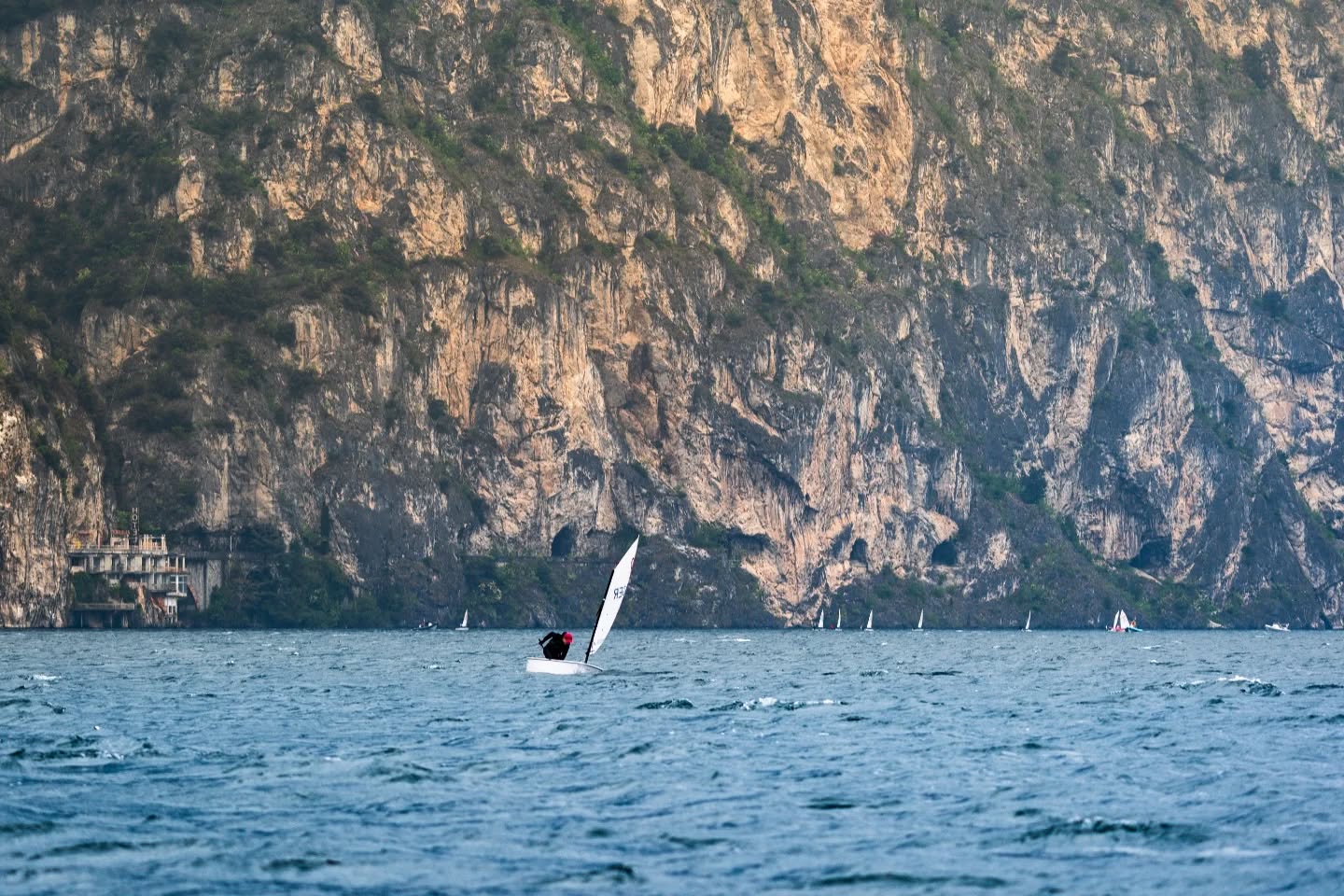 Wir waren über Ostern für ein Trainingslager und anschließende Regatta am Gardasee. Trotz wechselhafem Wetter haben viel gelernt, erlebt und vor allem Spaß gehabt. Besonders beeindruckend war die Anzahl an Teilnehmern aus verschiedensten Ländern.
Trank you @fragliavelariva for the great event.