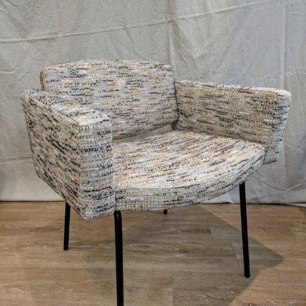 Réfection complète pour ce fauteuil « Conseil » signé Pierre Guariche @galeriepierreguariche, emblème du design des années 60.
Habillé avec audace et raffinement grâce à un tissu d’éditeur Dedar @dedarmilano, il retrouve toute sa modernité, sans rien perdre de son âme.
Quand l’esprit vintage rencontre l’élégance contemporaine.
📍 Paris – Artisanat d’excellence & design intemporel
#PierreGuariche #FauteuilConseil #RéfectionFauteuil #DesignAnnées60 #DedarMilano #TapissierDécorateur #HauteDécoration #DécorationLuxe #DesignDIntérieur #SavoirFaireFrançais #ArtisanatParisien #VintageDesign #FauteuilIconique #ModernismeFrançais #DedarFabric #LuxuryInteriors #ParisDesign #FrenchCraftsmanship #InteriorInspiration #MidCenturyModern #DécorateurParis