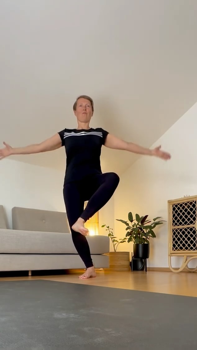 Instabilität im Knie hat oft mit etwas zu tun, das viele übersehen: schwache Fußmuskulatur.
Wenn der Fuß nicht trägt, muss das Knie kompensieren – und das führt auf Dauer zu Überlastung, Fehlspannung und Schmerzen.
➡️ In diesem Video zeige ich dir eine einfache Übung, die die Fußmuskulatur aktiviert, die Stabilität im Sprunggelenk fördert und damit auch das Knie entlastet und stärkt. Die Arme bewegen sich nach vorne und hinten, gegenläufig.
Stabilität entsteht nicht durch Anspannung – sondern durch Balance, Präsenz, Ansteuerung und Verbindung.
✔️Probier’s aus, jede Seite ca 3min.
Und schreib mir gerne in Kommentar, wie es sich danach angefühlt hat. ?♥️
~~~~~~~~~~~~~~~~~~~~~~~~~~~~~
#fußkraft #kniegelenk #stabilitätvonunten #yogatherapie #ashtangayoga #ashtangi
#somatic #vitaplastica #juliaduester
#somaticlifeforming #yogainwürzburg #bewegungmittiefe #körperintelligenz #bewusstebewegung
#füßestärken #achtsamtrainieren #yogamitwirkung #yogaintegration
#ayimethod #yogadoc