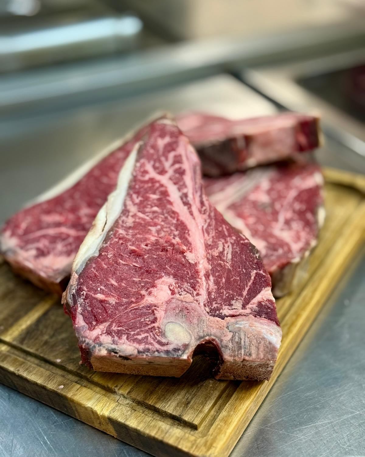 Wahrscheinlich das schönste Stück Fleisch, das du heute liken wirst ??✨
US - BEEF
Gerater Omaha Packers
T-Bone & Porterhouse
#NoFilter #NoForks #JustFire #SteakArt
#Grillporn #steakhouse #erfurt #texassteaklounge #beef #dryaged #dryagedbeef #madewithlove