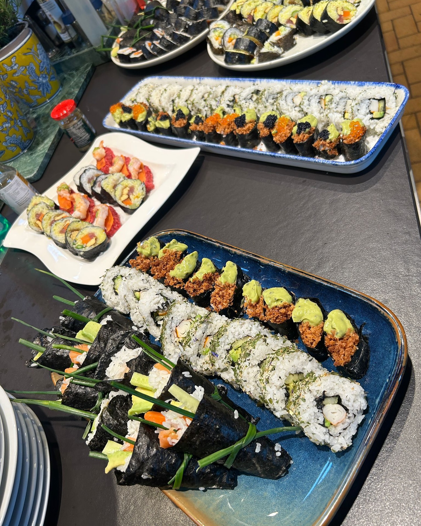 Reis, Röllchen und Rendezvous mit dem Geschmack ?❤️?
Wenn Jens den Reiskocher anschmeißt, wird’s magisch! Vergangenen Freitag hat er unsere Teilnehmerinnen und Teilnehmer mit auf eine Reise durch die feinen Aromen Japans genommen – natürlich mit einem Hauch Sachsen-Charme! ?
Ob zartes Nigiri mit Garnele und Roter Bete, elegante Gunkan-Maki mit Forellenkaviar oder das neue knusprige Age-Sushi mit Lachs und Süßkartoffel – jedes Röllchen war ein kleines Kunstwerk ????
Und das Beste? Alle durften selbst rollen, wickeln, lachen, probieren und am Ende stolz sagen: „Das hab ich gemacht!“. Wir lieben es, wenn gutes Essen Menschen verbindet und Sushi kann das besonders gut! ?
Neugierig geworden? Dann haltet Ausschau nach dem nächsten Sushikurs auf unserer Website:
?? www.kochschule-Sachsen.de
☎️ 0174 2894035
✉️ verkauf@kochschule-sachsen.de
#kochschule #kochschulesachsen #schlagwitz #schlagwitzschmeckt #sushi #sushitime #nigiri #maki #cooking #japanesefood #japanese