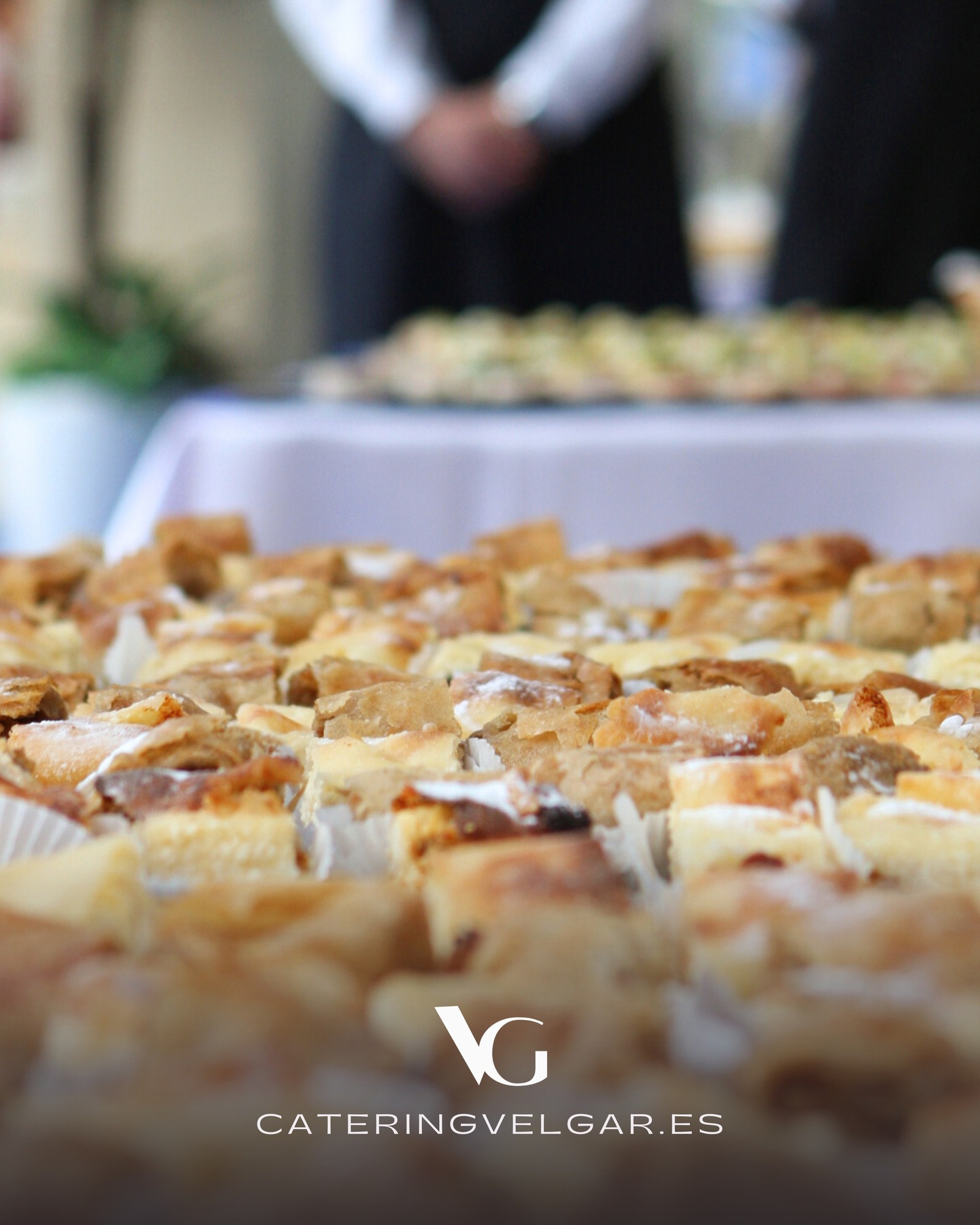 ¿Eres más de entrantes fríos o calientes?
Hay quienes disfrutan del contraste fresco o de un bocado frío… y quienes no se resisten al sabor reconfortante de un entrante caliente.
En VELGAR tenemos opciones para todos los gustos, siempre con ingredientes seleccionados y una presentación que conquista a primera vista.
Tú eliges el estilo, nosotros lo hacemos delicioso.
Amamos lo que hacemos
? www.cateringvelgar.es
? holavelgar@gmail.com
? (+34) 625 982 470
VELGAR Catering & Events ®
© Copyright todos los derechos reservados