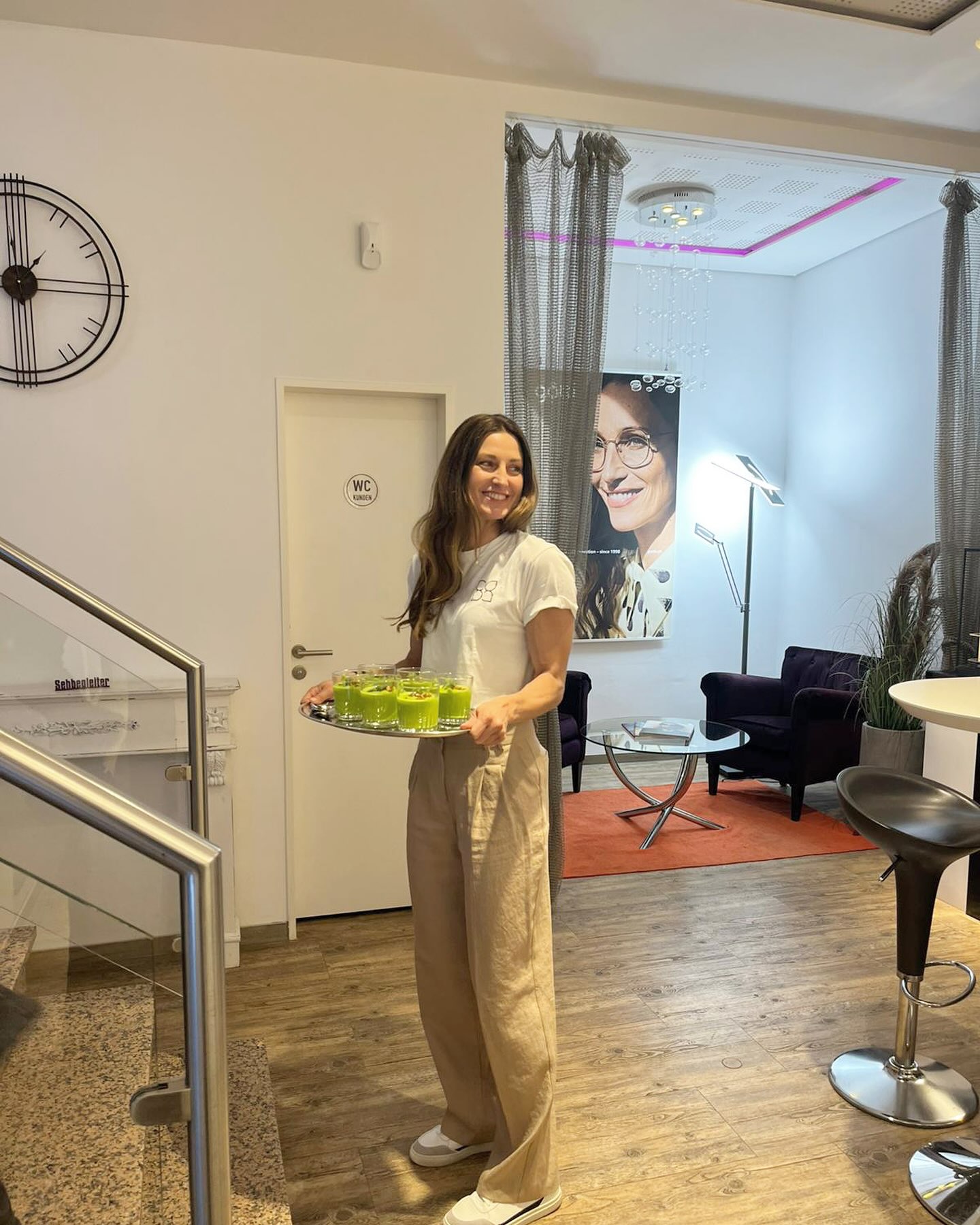 Einblick in meine Kochevents zum Thema Augengesundheit
Zu jedem Event werden unsere Teilnehmenden mit einer kleinen Überraschung begrüßt. Entweder mit einem gesunden Getränk oder, wie auf diesem Bild, mit einer kleinen Suppe. Die intensive Farbe ist echt! Das ist ein Grund, weshalb ich sie so sehr liebe!
Mir ist es wichtig unseren Teilnehmenden direkt einen Einblick zu geben, denn umso mehr können sie sich auf unser gemeinsames Kochen freuen. Zudem ist es viel leichter sich zu konzentrieren, wenn der erste Hunger gestillt wurde.
Danach starten wir in unsere gemeinsame Session ?
Falls du auch dabei sein möchtest, hier sind die kommenden Daten:
14.6 / 6.9 / 25.10 - Jeweils von 14-17Uhr
bei @sehbegleiter in Köln-Bickendorf.
Buche dir dein Ticket auf meiner Website
https://www.bite-and-balance.com/kochshows/augengesundheit-sehbegleiter
#biteandbalance #mindfuleating #augengesundheit #kochenfürdieseele #kochevents #personaltrainingköln #liebedeinenkörper #gesundaltern #gesundalternleichtgemacht