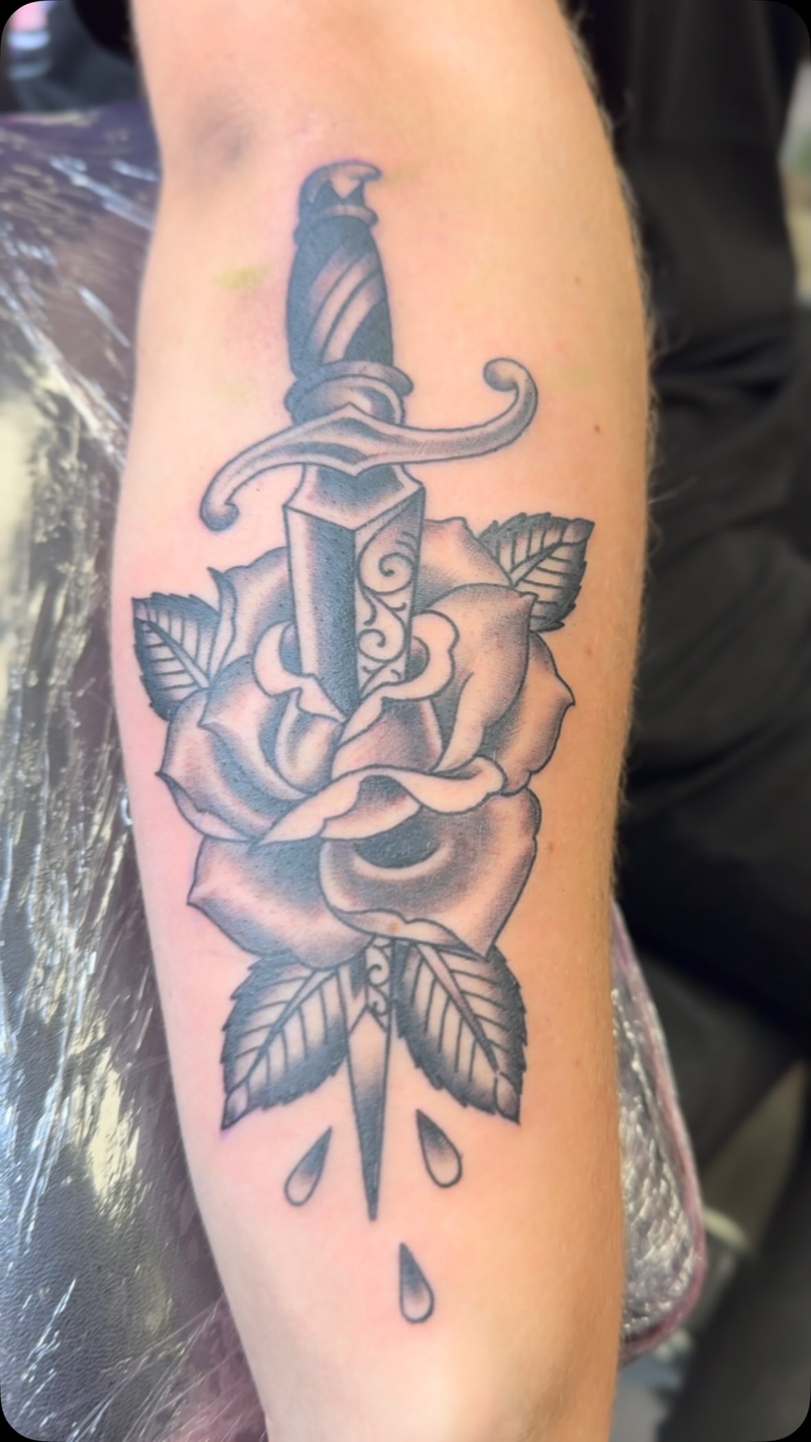 Tatuaje de Daga y rosa, un clásico me divierto mucho haciendo estos parchecitos. Gracias por la confianza y por el buen gusto ?.
#madridtattoo #chamberitattoo #traditionaltattoo #classictattoo #blackandgreytattoo