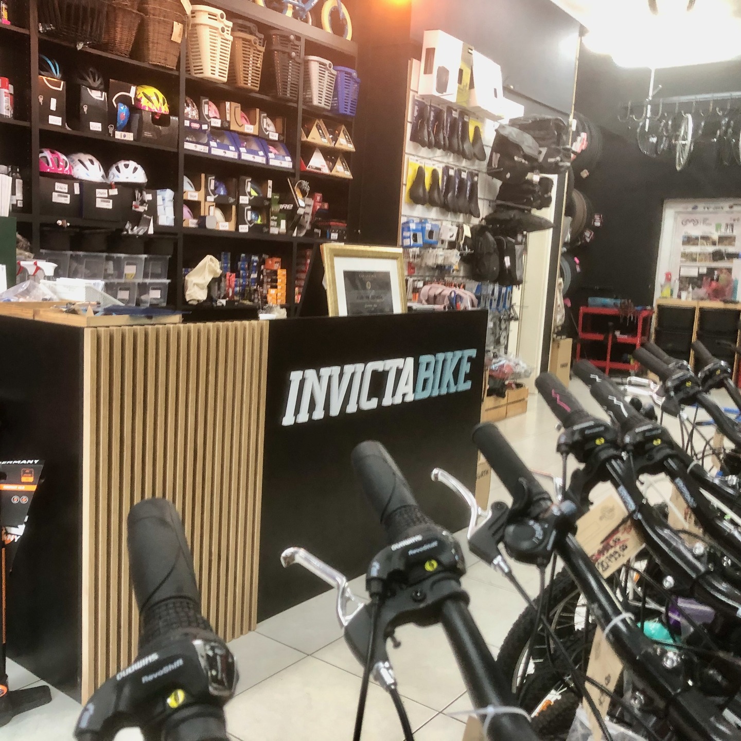 Juče smo u kasnim popodnevnim satima kod naših dragih prijatelja @invictabikeshop postavili ovaj prelepi natpis u obliku i bojama njihovog logoa. Svetla mat slova su se savršeno uklopila sa tamnim sjajnim pultom. Nadam se da smo nadmašili njihova očekivanja i opravdali ukazano poverenje 😊
🚴
#bikeshop #bicikl #servis #biciklservis #invicta #novisad #poslovniprostor #reklama #logo #logotype #cnc #cncmachine #foamcutting #foamcuttingmachine #stiropor #stirodur #stirodurreklame #stiroporart #stiroporimena #stiroporslova #stiropordekoracije #dekoracija #dekoracije #dekoracijevencanja #dekoracijaizloga #dekoracijalokala #brendiranje #brendiranjelokala #cncsecenjestiropora