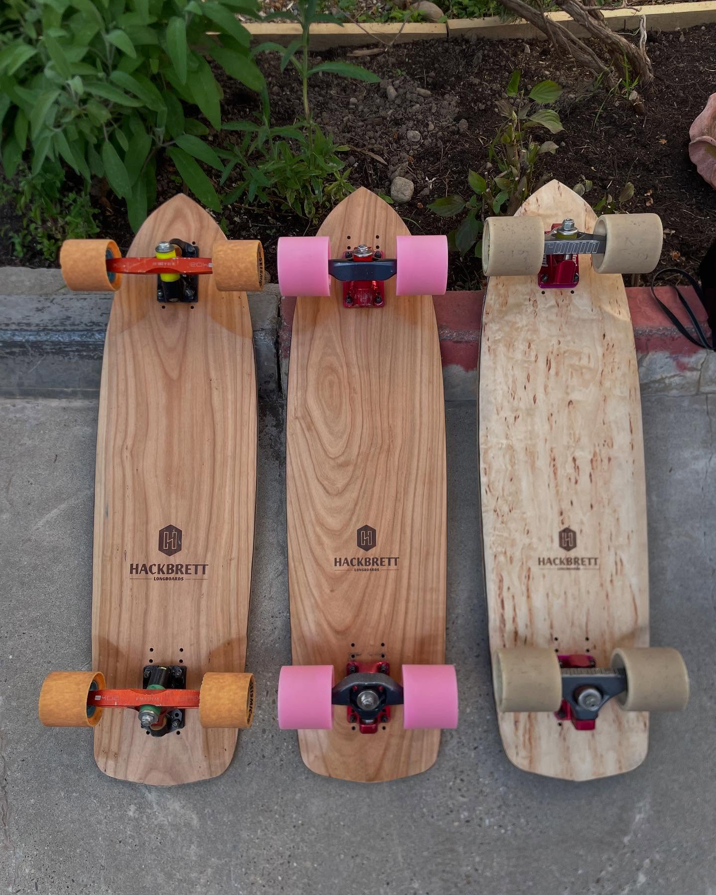 Ihr braucht n neues Downhill Brett mit minimalem Concave, Flex und Gewicht? Dann checkt mal die Semmel 2.0 aus. Das Brett haben wir zusammen mit Hack entwickelt um das Hackbrett Sortiment um ein modernes Race Deck zu erweitern und wir sind ziemlich zufrieden mit dem Ergebnis😌
.
Hack hat letztens 4 Stück hergestellt die im online Shop zu erwerben sind. Link gibt’s in der Bio. Checkts mal aus und supported uns und eine der ältesten Brettschmieden der Republik @hackbrettlongboards 🤘🏾
.
Produktbeschreibung:
„Die Semmel 2.0 ist ein modernes Downhill Brett bei dem keine Wünsche offen bleiben. Die Keule ist in enger Zusammenarbeit mit der @freiburgfreeridecrew entstanden mit einem klassischen Hackbrett Shape
Die Besonderheit bei diesem Brett ist, dass der Kern gefräst wird bevor die letzte Carbon Lage und das Topsheet aufgepresst werden. Dadurch bekommt das Brett eine aussergewöhnliche Steifigkeit und stabilität bei maximal großen Wheelwells.
Länge: 83cm
Breite: 23cm
Wheelbase Optionen von 48 bis 55,5cm
Material: Kirschbaum, Esche, Carbon“
.
.
#hackbrettlongboards #semmel2.0 #modernracedeck #downhilllongboard #downhillskateboarding #downhilllongboarding #freiburgfreeridecrew #communitybuilding #makedhskatinggreatagain