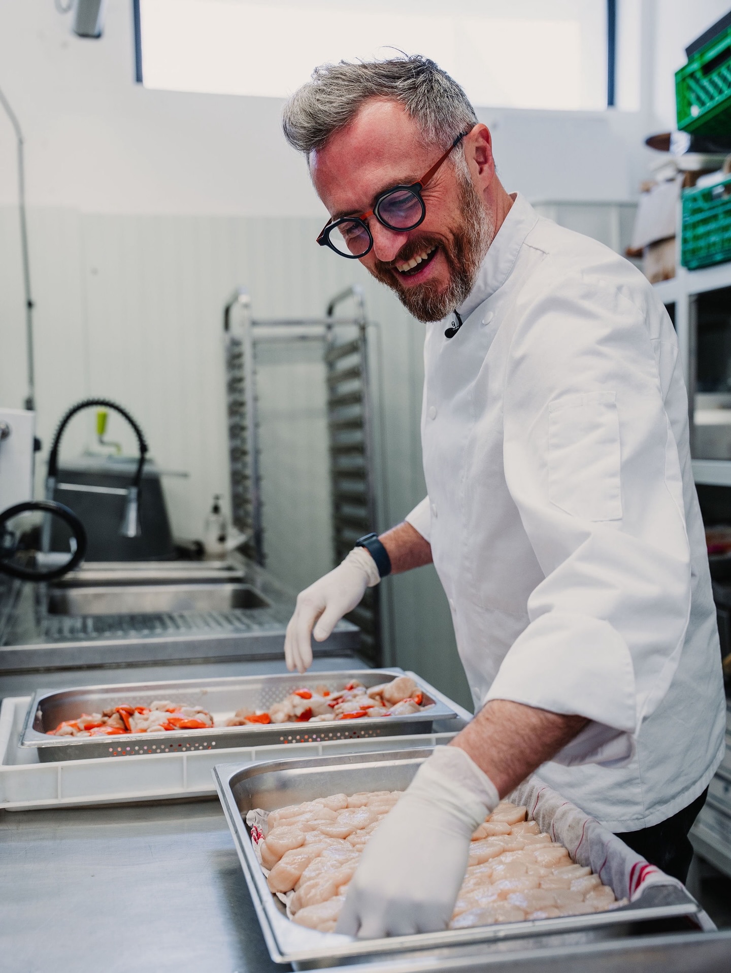 ???Que ce soit en prestation ou au labo, je garde toujours le sourire !
Travailler avec passion, c’est ce qui m’anime chaque jour. En cuisine, dans les coulisses avec mon équipe ou en service auprès de mes clients, je crois profondément que la bonne humeur fait partie des ingrédients essentiels.
Parce qu’on est convaincus qu’un bon repas commence par une bonne énergie en cuisine ?