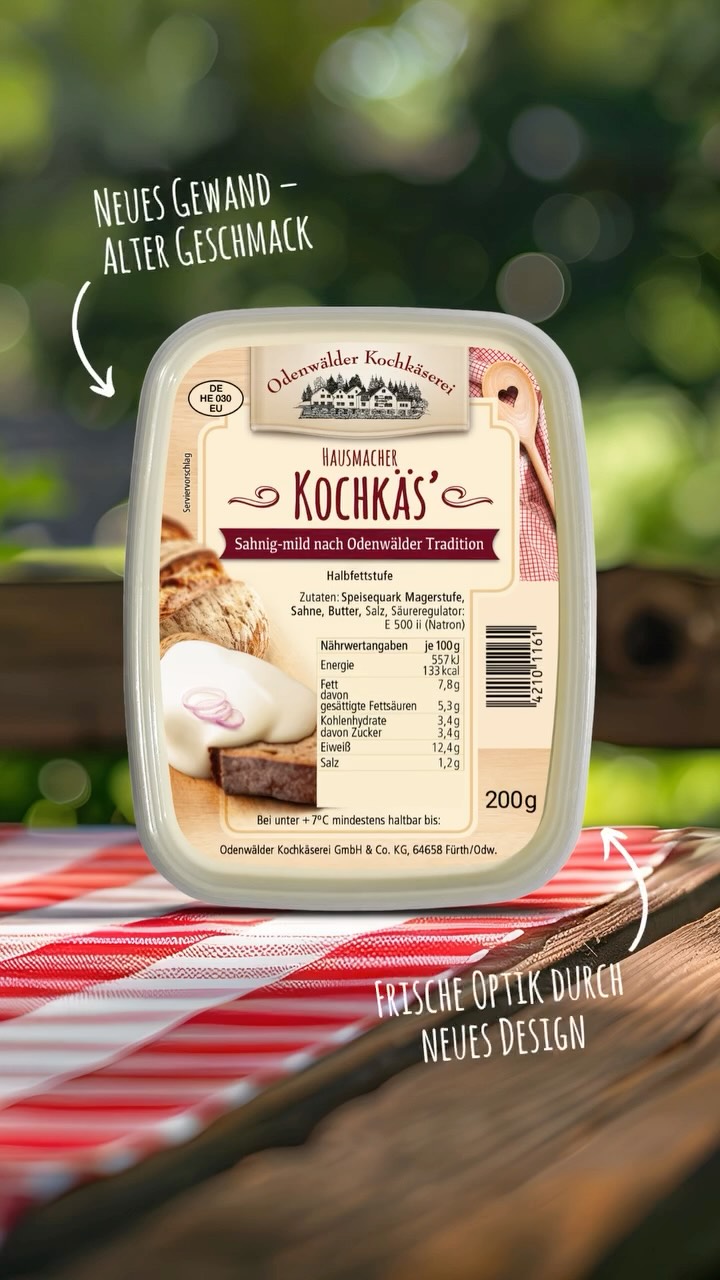 Wir lüften Geheimnis #1 …?
Seit 33 Jahren verwöhnen wir euch schon mit unseren echt hausgemachten Odenwälder Käseprodukten und blicken somit auf eine lange Tradition zurück. Immer mal wieder haben wir kleine optische Veränderungen an unseren Produktetiketten vorgenommen. Wir finden es ist an der Zeit den nächsten Schritt zu gehen und so gönnen wir unserem gesamten Produktsortiment eine zeitgemäße Auffrischung. ?️?
Keine Sorge - unsere Rezepturen bleiben die selben und auch weiterhin stellen wir unsere Produkte in echter Handarbeit und ohne Zusatzstoffe her - ganz getreu unserem Motto - es is alles wie frije, blous die Dibbe sinn gräißer worn! ?
Bis die neuen Etiketten Einzug in euren Lieblingsmarkt erhalten, kann es vielleicht noch ein wenig dauern. Stöbert doch einfach bei eurem nächsten Einkauf mal durch die regionale Kühltheke, denn wir haben noch eine weitere Neuigkeit für euch. ?
Schreibt uns gerne wie euch unsere neuen Etiketten gefallen und bleibt gespannt welches Geheimnis wir diese Woche noch lüften…?✨
#NeuerLook #TraditionNeuGedacht #ProduktRefresh #AltbewährtNeuVerpackt #OdenwälderKochkäserei #Käseliebe #RegionalGenießen