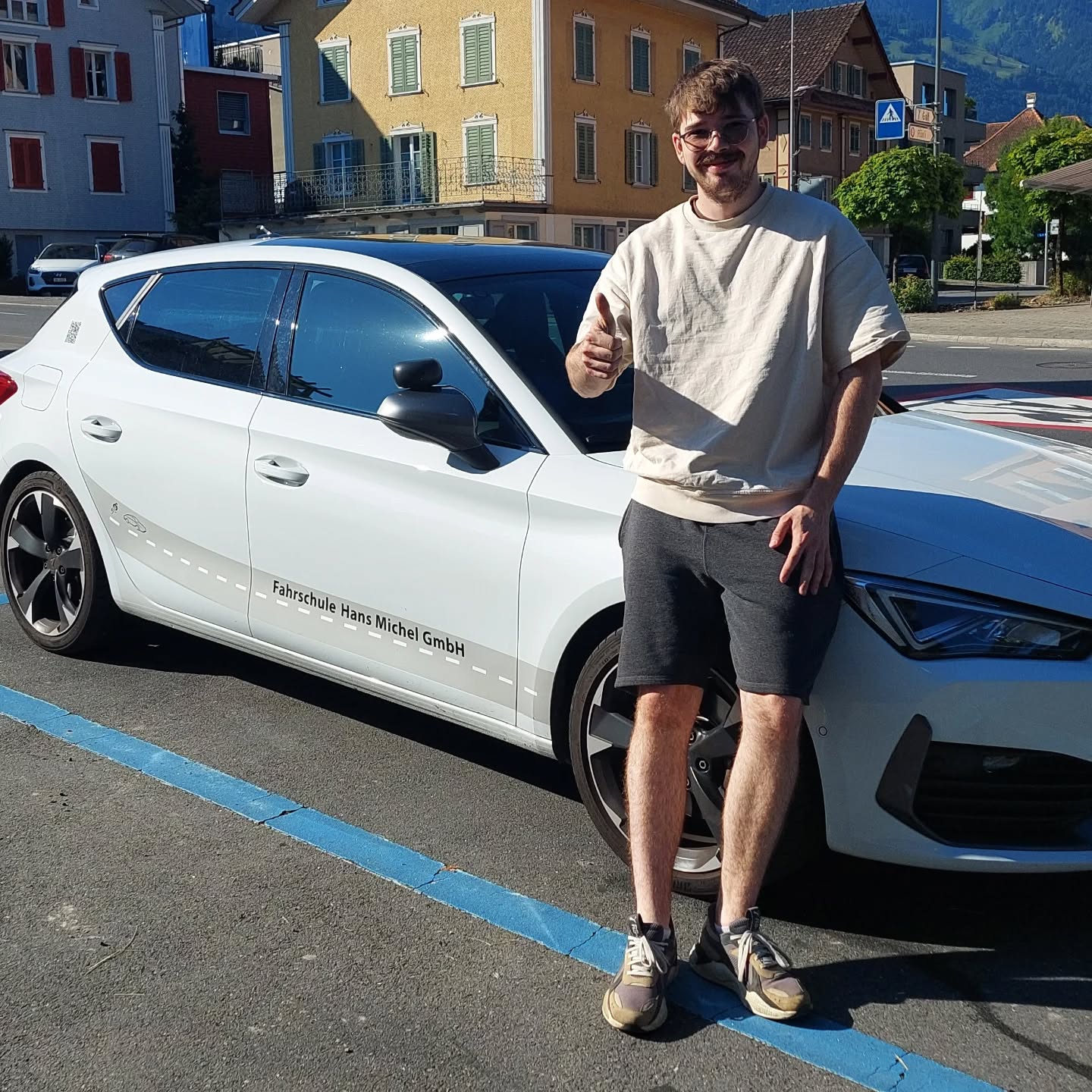 Henrik, wir gratulieren zur bestandenen Autoprüfung.
Wir wünschen dir gute Fahrt. Danke für dein Vertrauen.