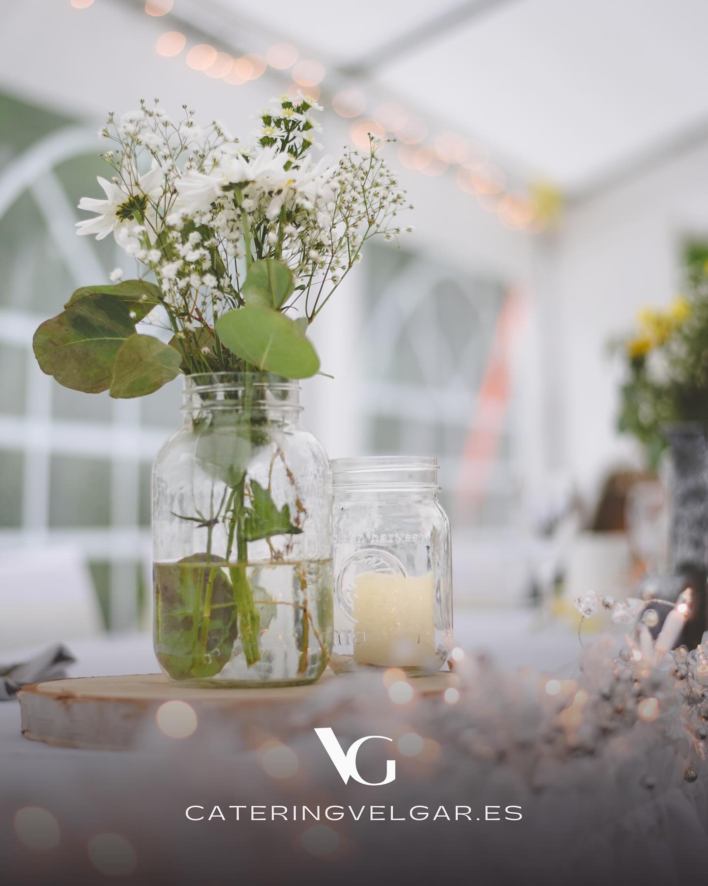 Las flores no solo decoran: dan vida, personalidad y belleza a tu celebración. Y cuando la mesa habla de ti, todo cobra más sentido.
Por más que pasen los años, las flores siguen siendo el corazón de una mesa bien vestida. Ya sea en una celebración íntima o en un gran evento, los centros florales tienen el poder de transformar el ambiente y despertar emociones.
? Modernos o clásicos: no hay una sola forma de hacerlo bien. Desde composiciones silvestres y desenfadadas, hasta arreglos elegantes y simétricos. Cada estilo cuenta una historia diferente.
?¿Qué estilo te representa más? ¿Eres de las que sueñan con flores románticas y suaves o prefieres líneas modernas y atrevidas?
Amamos lo que hacemos
? www.cateringvelgar.es
? holavelgar@gmail.com
? (+34) 625 982 470
VELGAR Catering & Events ®
© Copyright todos los derechos reservados
