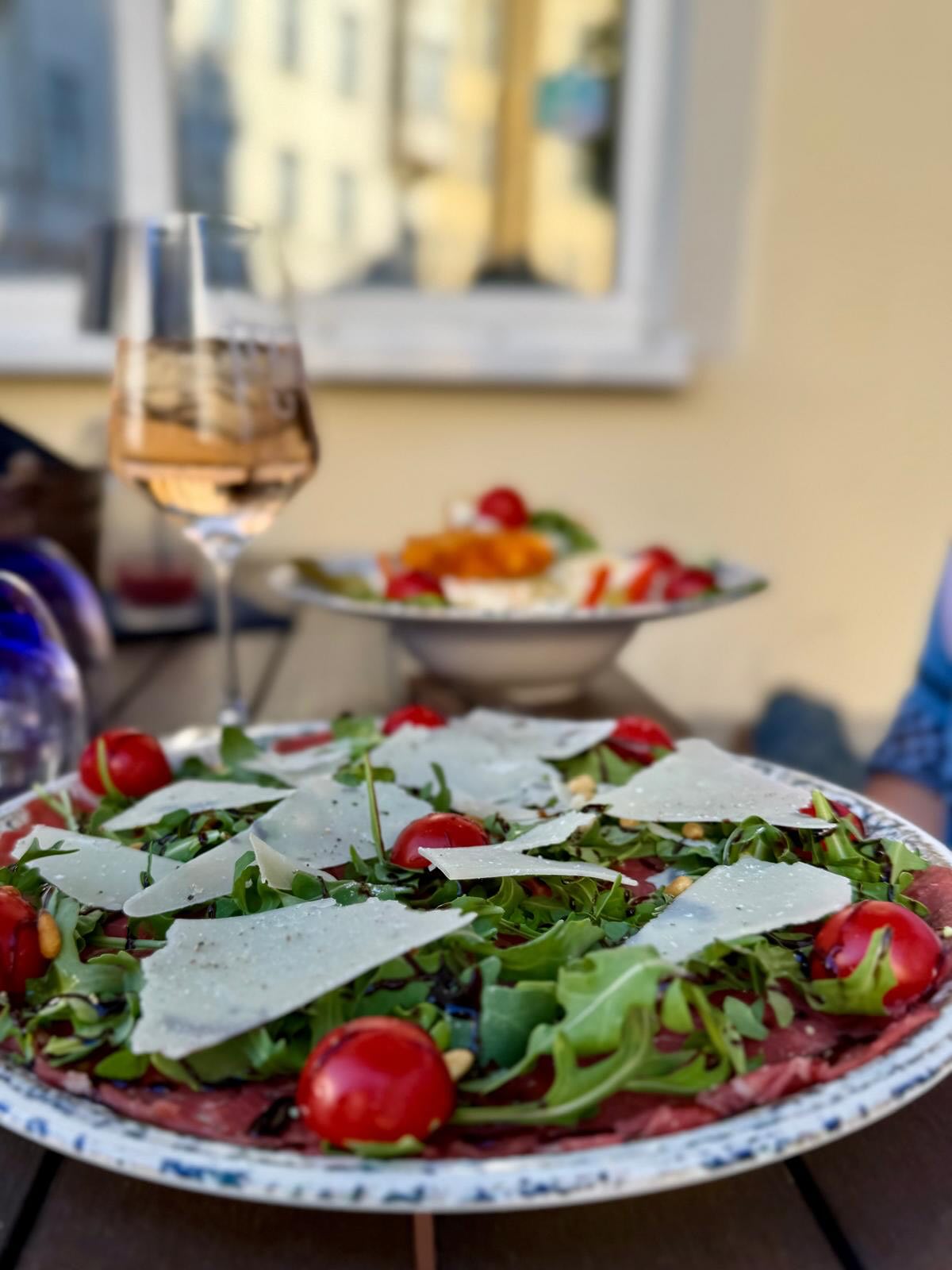 „Steak?bleibt unser Signature – aber hey, wir können auch easy?summer mood?.
Carpaccio, Rosé, Sonne im Gesicht… läuft. ?
#SteakhouseVibes #CarpaccioMood #RoséAllDay #SummerFeels #EasyDining #LightButRight #texassteaklounge #steakhouse #madewithlove