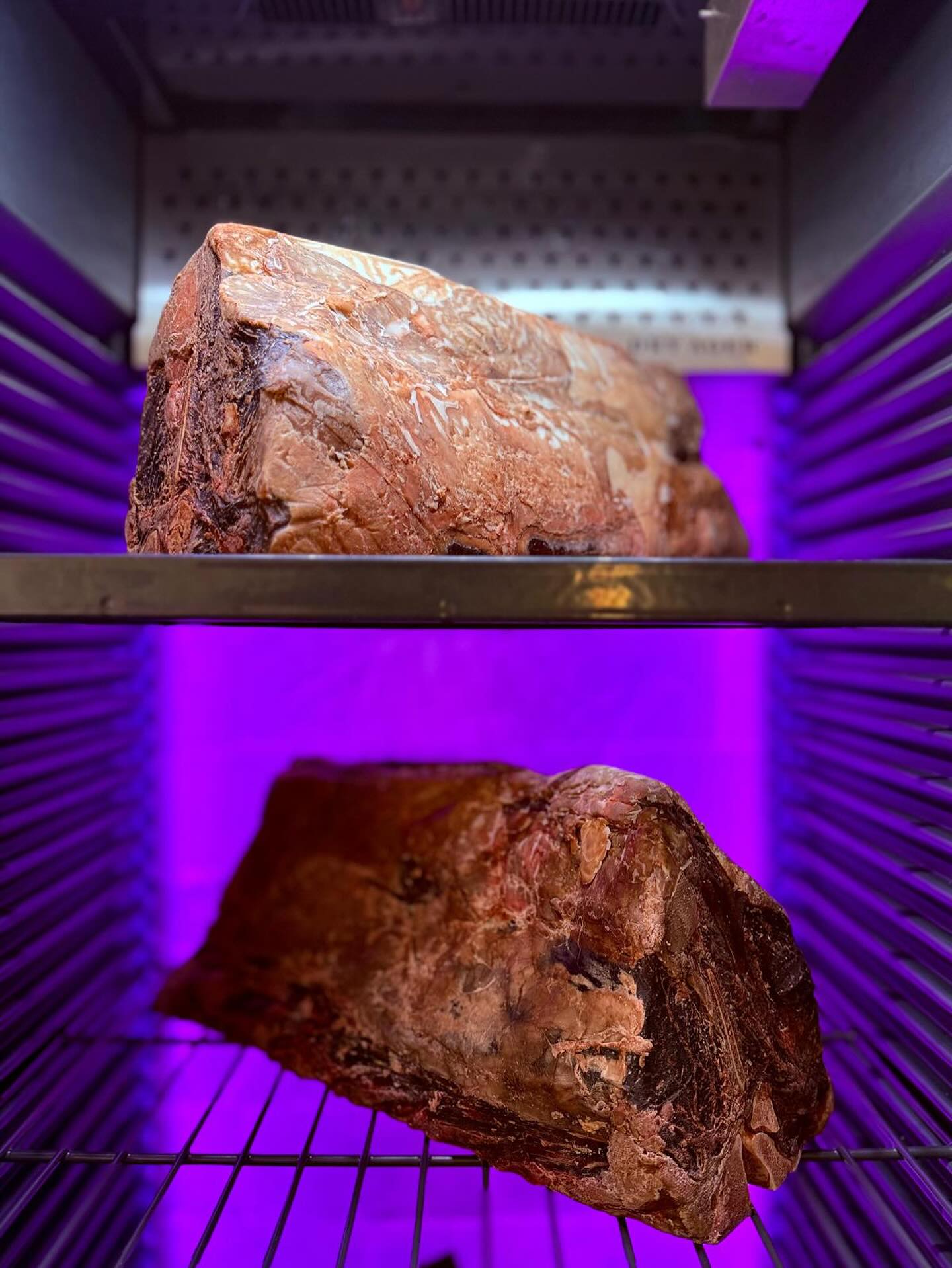 •MARMORIERTER ALS DAS BAD DEINER OMA•
? Halber Rücken vom Greater Omaha Beef.
?️ 30 Tage im Dry Ager.
? Butterzart, wie Omas Plätzchen .
•DAS IST KEIN STEAK. DAS IST STIL.
? Texas Steaklounge Erfurt
? Jetzt reservieren – oder weiter Salat lutschen.
#MarmoriertWieOmasFliesen #DryAgedBeef #SteakLoungeErfurt #SteakMitStyle #steakhouse #erfurt #madewithlove #fresh #homemade #yummy