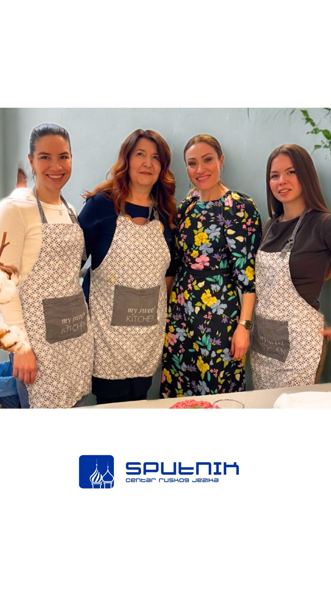 U našem Sputniku ni ovog semestra nije nedostajalo druženja, smijeha i – finih mirisa iz kuhinje! Na još jednoj sjajnoj kulinarskoj radionici, profesorica Kamilla pokazala nam je kako se priprema Mantu – tradicionalno tadžikistansko jelo koje se često kuha na pari u posebnom loncu zvanom mantupazak.
Punili smo ih klasično – mesom i lukom – ali otkrili i vegetarijanske verzije s bundevom koje su nas posebno oduševile.
Zajedno smo učili, kušali i povezivali se kroz okuse i priče koje putuju dalje od jezika.
Jedva čekamo novo kulinarsko druženje!
A vi – jeste li već probali Mantu? Pišite nam dojmove! 💬
.
.
.
#sputnikcentar #kulturnidijalog #kulinarskaradionica #mantu #tadžikistan #jezikikultura #ucimozajedno #ruskijezik #centarzaruskijezik #radionica #druzenjeuzokus U našem Sputniku ni ovog semestra nije nedostajalo druženja, smijeha i – finih mirisa iz kuhinje! Na još jednoj sjajnoj kulinarskoj radionici, profesorica Kamilla pokazala nam je kako se priprema Mantu – tradicionalno tadžikistansko jelo koje se često kuha na pari u posebnom loncu zvanom mantupazak.
Punili smo ih klasično – mesom i lukom – ali otkrili i vegetarijanske verzije s bundevom koje su nas posebno oduševile.
Zajedno smo učili, kušali i povezivali se kroz okuse i priče koje putuju dalje od jezika.
Jedva čekamo novo kulinarsko druženje!
A vi – jeste li već probali Mantu? Pišite nam dojmove! 💬
.
.
.
#sputnikcentar #kulturnidijalog #kulinarskaradionica #mantu #tadžikistan #jezikikultura #ucimozajedno #ruskijezik #centarzaruskijezik #radionica #druzenjeuzokus