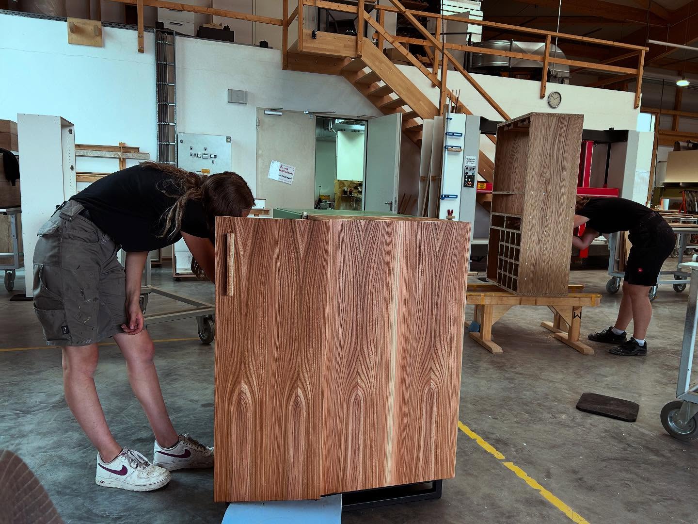 Endspurt für unsere beiden Power-Mädels! ?✨
Heute gabs den letzten Feinschliff am Gesellenstück – denn am Donnerstag ist Abgabe! Wir sind mega stolz auf euch und drücken fest die Daumen! ?
Ihr rockt das! ??
Wenn man so tief im Projekt steckt, kann das nur gut gehen. ??
#kopfvoraus #Gesellenstück #Gesellenprüfung #AzubisImHandwerk #SchreinernMitHerz #TeamKarlskron #SchreinereiKarlskron #HandwerkMitLeidenschaft #WirBildenAus #MeisterVonMorgen #SchreinerInnenpower #FrauenImHandwerk #AusbildungMitZukunft #HandwerkNextGeneration
#MassarbeitAusBayern #MadeInBayern #RaumFürIdeen #HandwerkOberbayern #SchreinereiIngolstadt #SchreinereiNeuburg #SchreinereiPfaffenhofen #IngolstadtHandwerk #NeuburgHandwerk #PfaffenhofenHandwerk