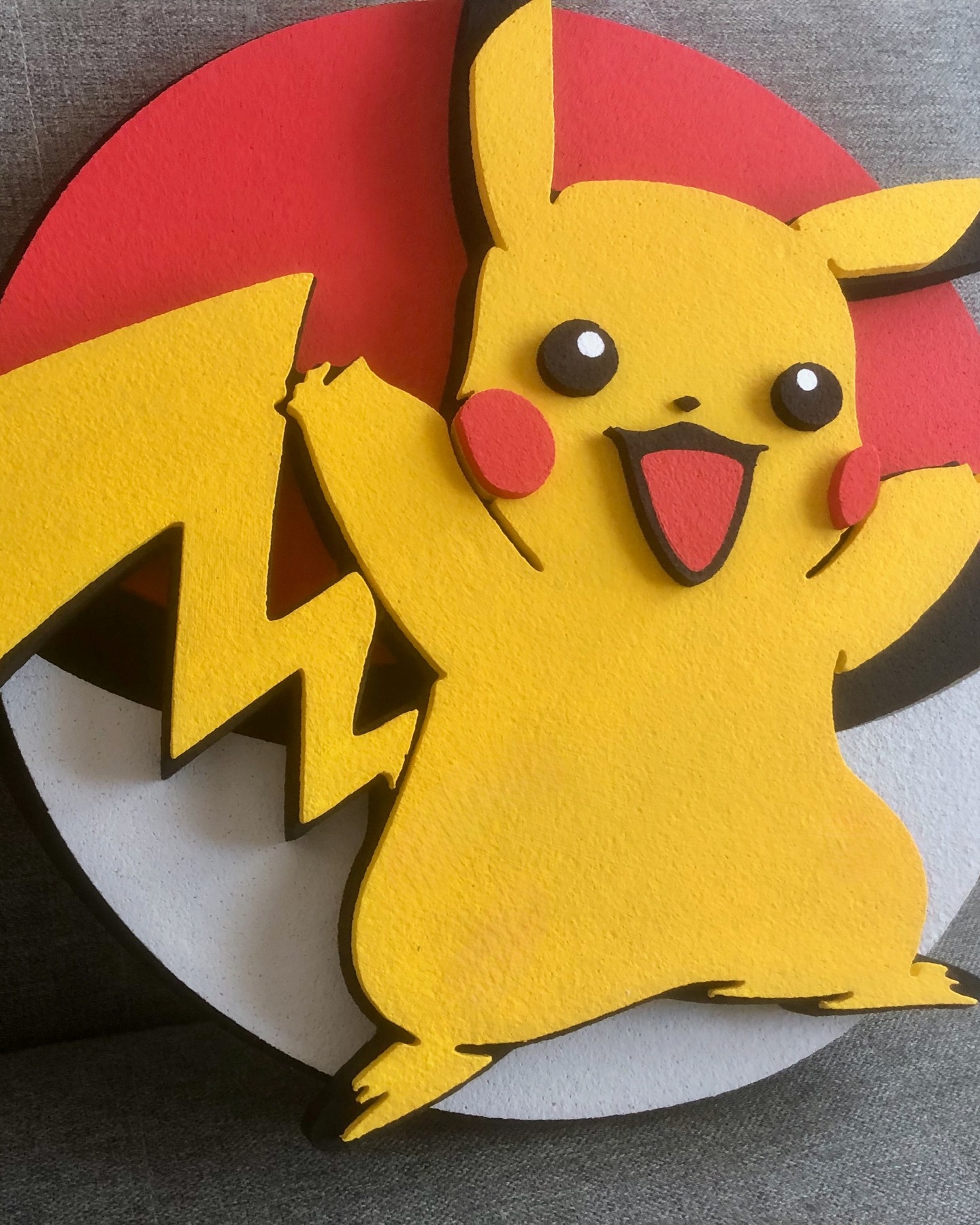 Pikachu, omiljeni Pokémon brojnih generacija! Zidna dekoracija velikih dimenzija (približno 50x50cm) izrađena od stiropora velike tvrdoće. Precizno isečena kompjuterski upravljanom mašinom, ručno obojena višeslojnim premazima akrilnim bojama i sastavljena u pet nivoa koji joj daju 3D izgled. Idealno za dečije sobe ili one posebne kutke za odmor i zabavu.
#pikachu #pokèmon #pokemonart #zidnedekoracije #decijesobe #uredjenjestana #igraonica #rodjendaonica #3dreklame #reklame #natpisi #3dslova #dekoracija #dekoracijaenterijera #dekoracijaproslava #brendiranje #brendiranje #scenografija #firma #kompanija #logo #svetlecareklama #enterijer #poslovniprostor #cncsecenje #stiropor #stiropordekoracije