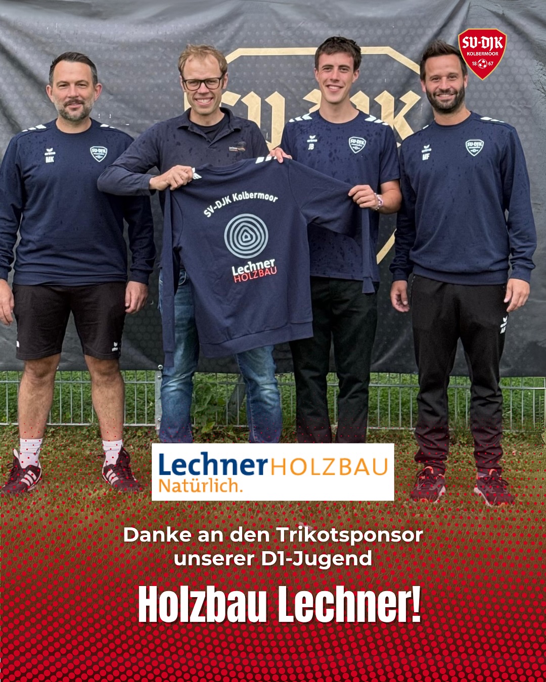 Wir bedanken uns herzlich bei der Firma HOLZBAU Lechner, hier mit GF Georg Kowatsch, für das Trikotsponsoring unserer D1-Jugend, Kreisliga Mannschaft! ??
Auch die Trainer freuen sich über Ihre neue Ausstattung. ?
#SVDJKKolbermoor #HolzbauLechner #Stephanskirchen #Kolbermoor #Sponsoring #Mannschaftspaten #Jugend #UNSschreibtmanGEMEINSAM