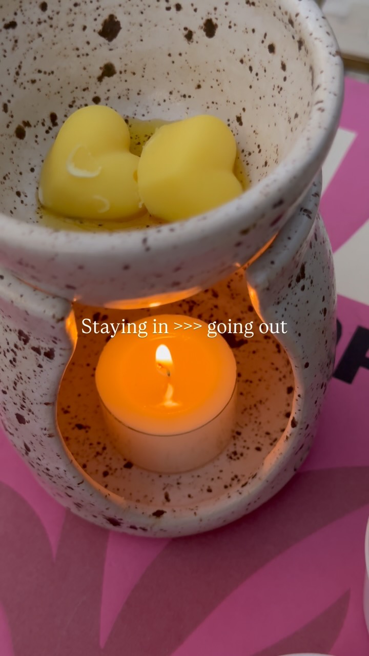 Just me and my beautiful wax melt burner, filling the room with Amalfi Lemon, the perfect scent for a cosy night in ?♀️??️
Which wax melt scent are you picking for your next self-care evening? ☁️
