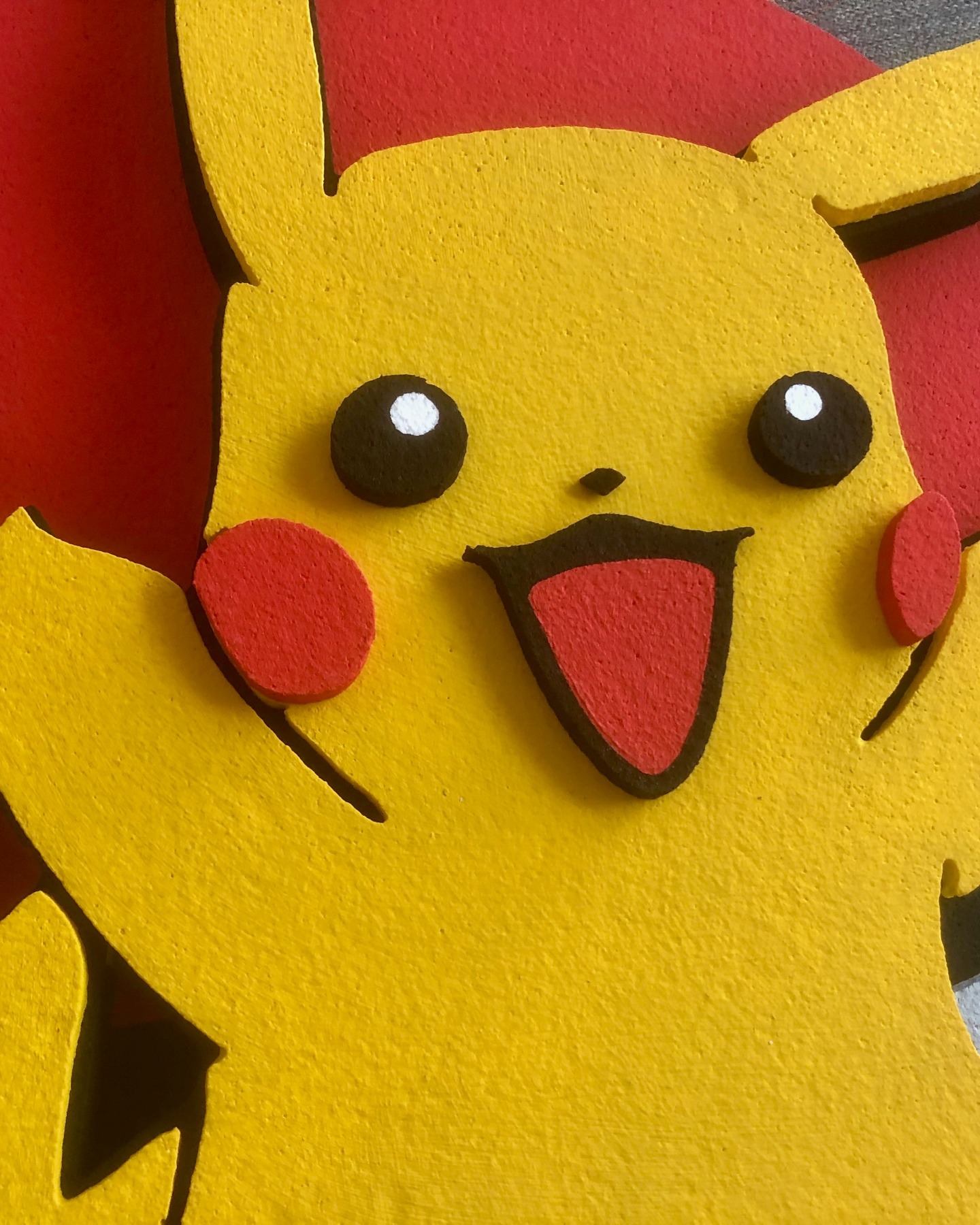 Pikachu, omiljeni Pokémon brojnih generacija! Zidna dekoracija velikih dimenzija (približno 50x50cm) izrađena od stiropora velike tvrdoće. Precizno isečena kompjuterski upravljanom mašinom, ručno obojena višeslojnim premazima akrilnim bojama i sastavljena u pet nivoa koji joj daju 3D izgled. Idealno za dečije sobe ili one posebne kutke za odmor i zabavu.
#pikachu #pokèmon #pokemonart #zidnedekoracije #decijesobe #uredjenjestana #igraonica #rodjendaonica #3dreklame #reklame #natpisi #3dslova #dekoracija #dekoracijaenterijera #dekoracijaproslava #brendiranje #brendiranje #scenografija #firma #kompanija #logo #svetlecareklama #enterijer #poslovniprostor #cncsecenje #stiropor #stiropordekoracije