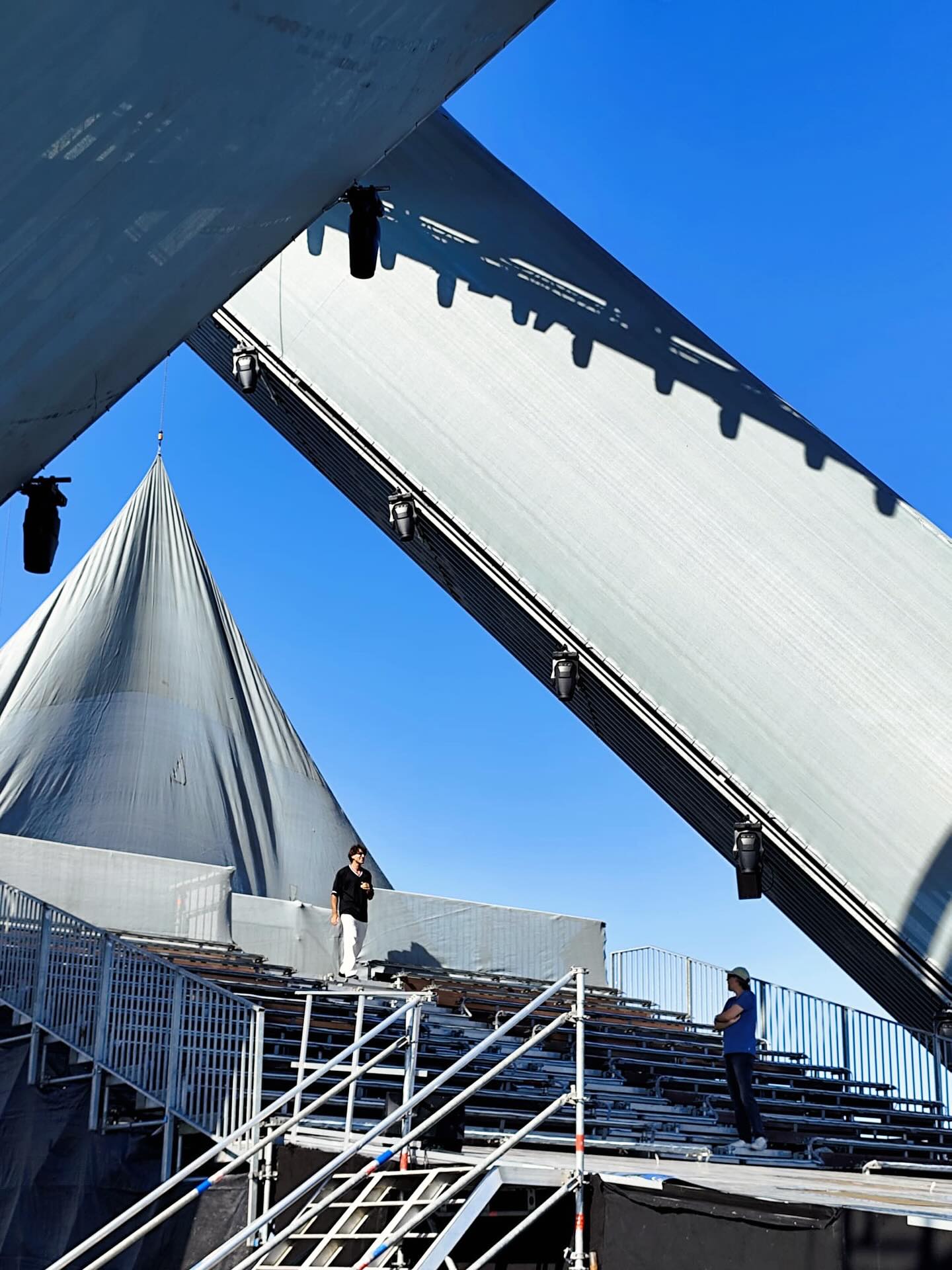 PolliPhon am Polygon 🤩
Probenstart mit dem Chor der KlangVerwaltung am Saarpolygon. Wiederaufnahme Premiere der Zauberflöte am 13.08.2025.
Fotos: @silerography
#operfestspiele #zauberflöte #oper #saarpolygon #agency #festifalvibes #chor #choir #opera #music #chorderklangverwaltung