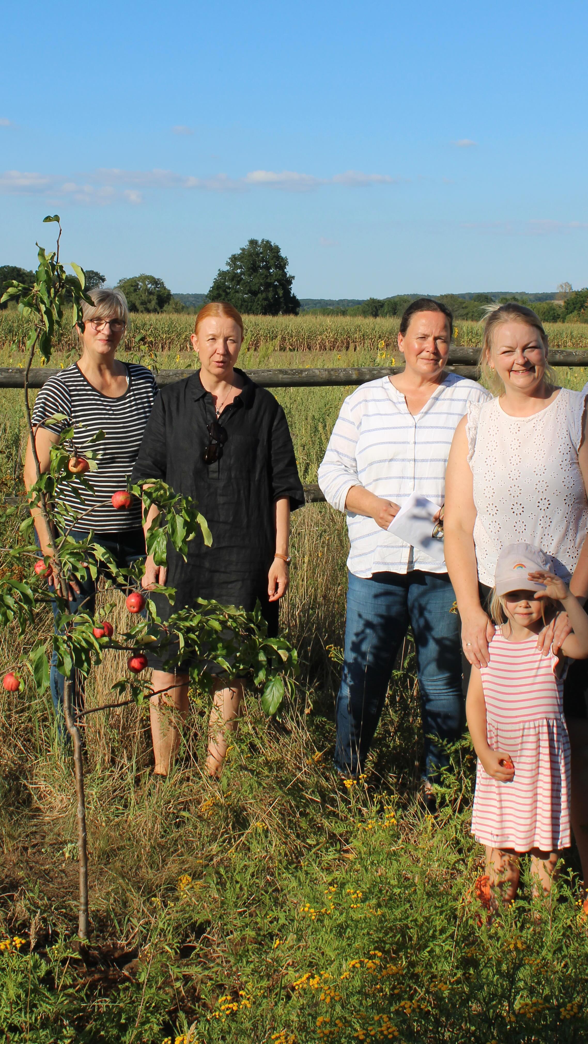 ? Baumpflanz Challenge ?
Lieber @rufv.proldendorf vielen Dank für die Nominierung zur Baumpflanz Challenge. Wir haben erfolgreich einen Apfelbaum gepflanzt. ?
Wir nominieren folgende Gruppen/ Vereine:
• Löschgruppe Dielingen/ Drohne
• Fahrclub 12 Eichen @birgit.barre
• RV Quernheim @rvquernheim
Ihr habt 7 Tage Zeit um einen Baum zu pflanzen, ansonsten freuen wir uns, wenn Ihr an die Pferdeklappe Schleswig Holstein spendet! @erste_pferdeklappe ?
#pferde #baumpflanzchallenge2025 #baumpflanzen #apfel #reitverein