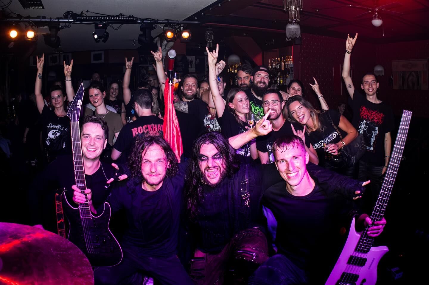 ~Wir hatten gestern einen absolut brachialen Abend in der @szeneriedrehleier München! Danke für die super Stimmung, obwohl wir krankheitsbedingt nur zu 4. spielen konnten. Auf ein baldiges wiedersehen. ?
Shoutout an @affcband , krasse Truppe! ?
Wir freuen uns auf die nächsten Shows!
? @korneliazi
#concertphotos #concertphotography #livemusik #heavyriffs #heavysound #metalmusic #munichnightlife #metalscene #metalheads